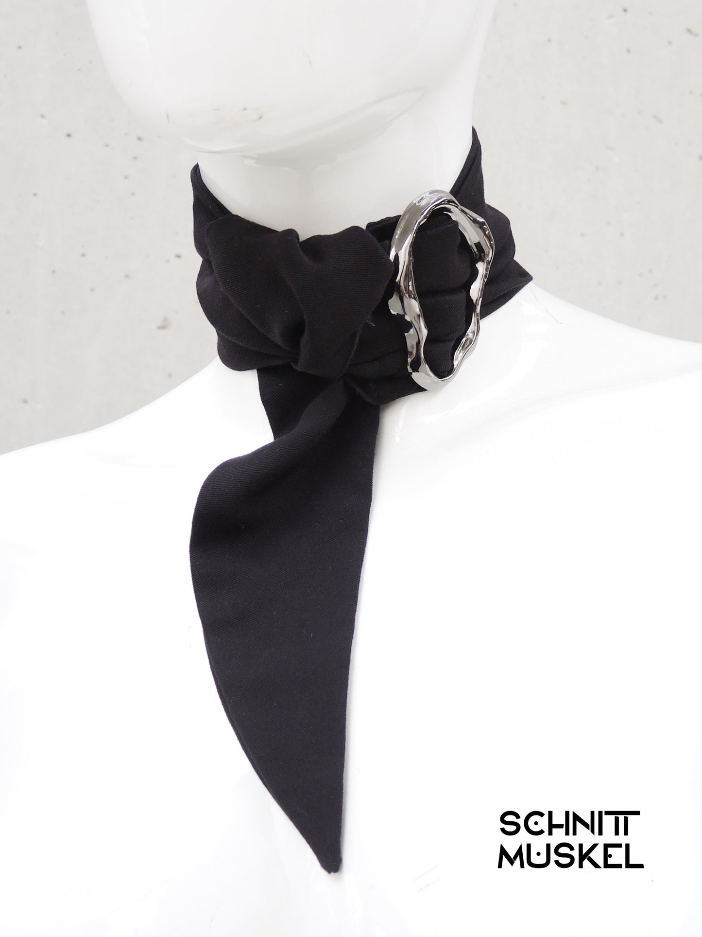halsschmuck, choker, designer choker, avantgarde schmuck, minimal fashion, unisex schmuck, statement piece, designer accessoire, schwarzer halsschmuck, contemporary jewelry, modern jewelry, skulpturaler schmuck, handmade jewelry, schnittmuskel, made in germany, fashion accessory, couture jewelry, edgy style, kunstschmuck, high fashion, slow fashion, neck accessory
Germany