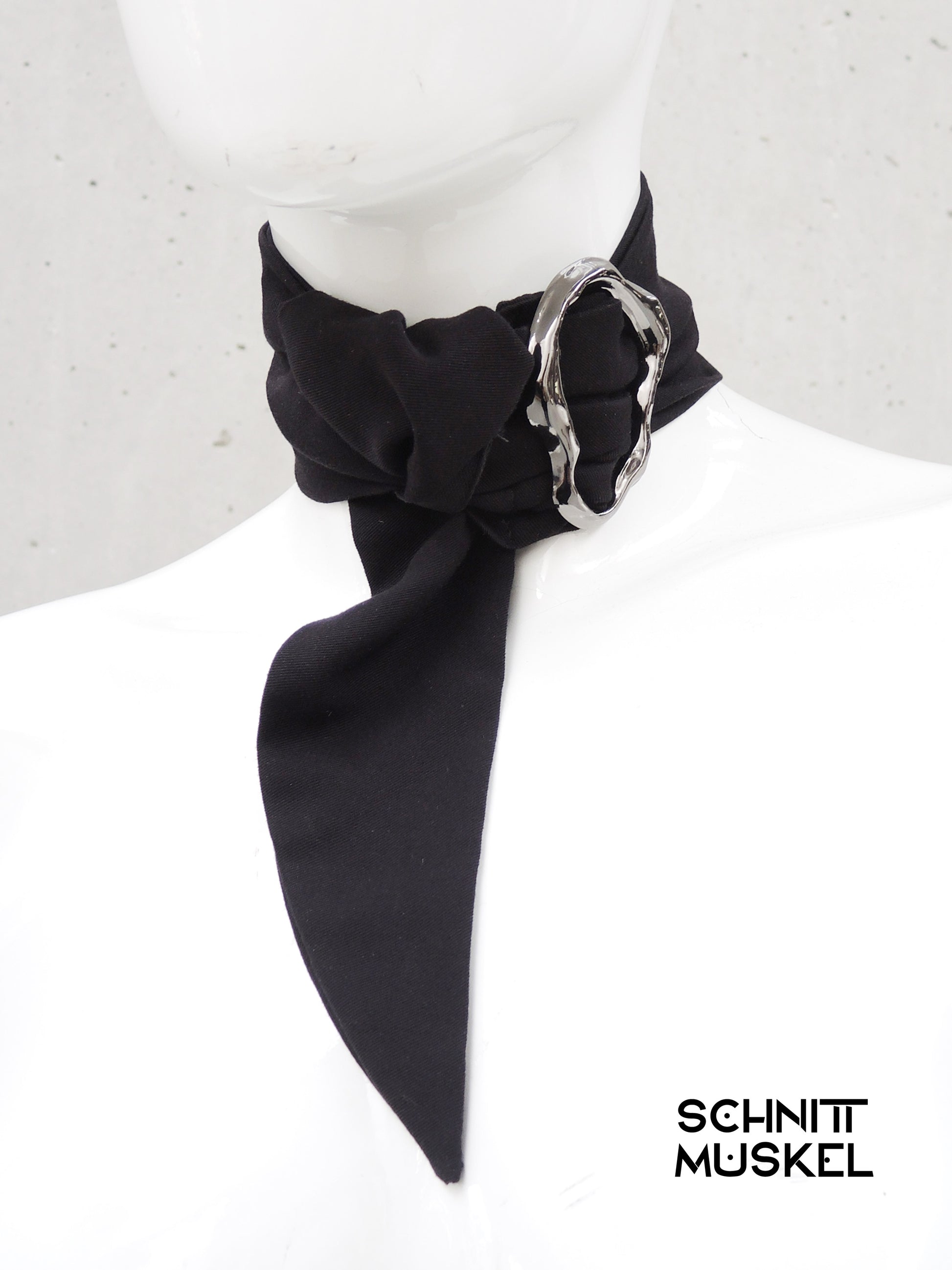 halsschmuck, choker, designer choker, avantgarde schmuck, minimal fashion, unisex schmuck, statement piece, designer accessoire, schwarzer halsschmuck, contemporary jewelry, modern jewelry, skulpturaler schmuck, handmade jewelry, schnittmuskel, made in germany, fashion accessory, couture jewelry, edgy style, kunstschmuck, high fashion, slow fashion, neck accessory
Germany