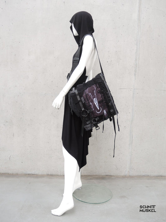 Gothic Tasche, postapokalyptische Tasche, Tasche mit Vogelschädel, schwarze Tasche mit Bändern, destroyed Tasche, upcycling Tasche, darkavantgarde Tasche, Gothic Umhängetasche, Unikattasche