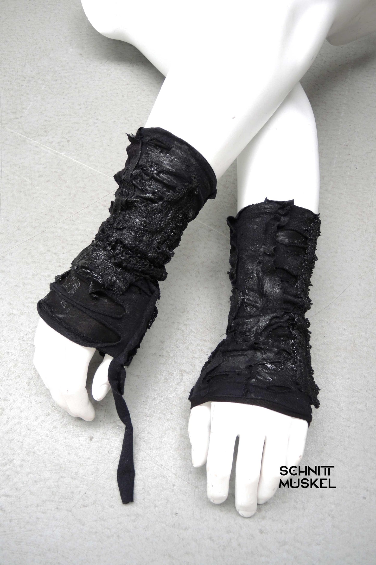 schwarze Armstulpen, darkavantgarde armwarmer, darkavantgarde Armstulpen, Gothic Armstulpen, darkcyber Armstulpen, darkcyber Kleidung, postapokalyptische Kleidung