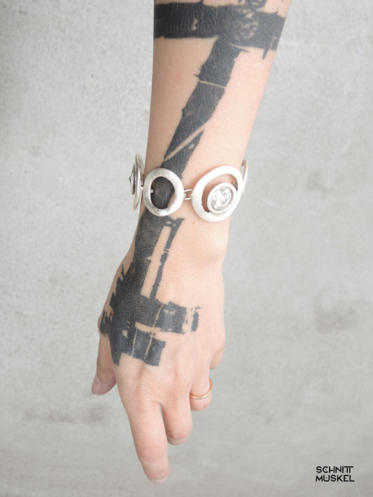 Armschmuck aus runden Elementen mit klaren Kristallen