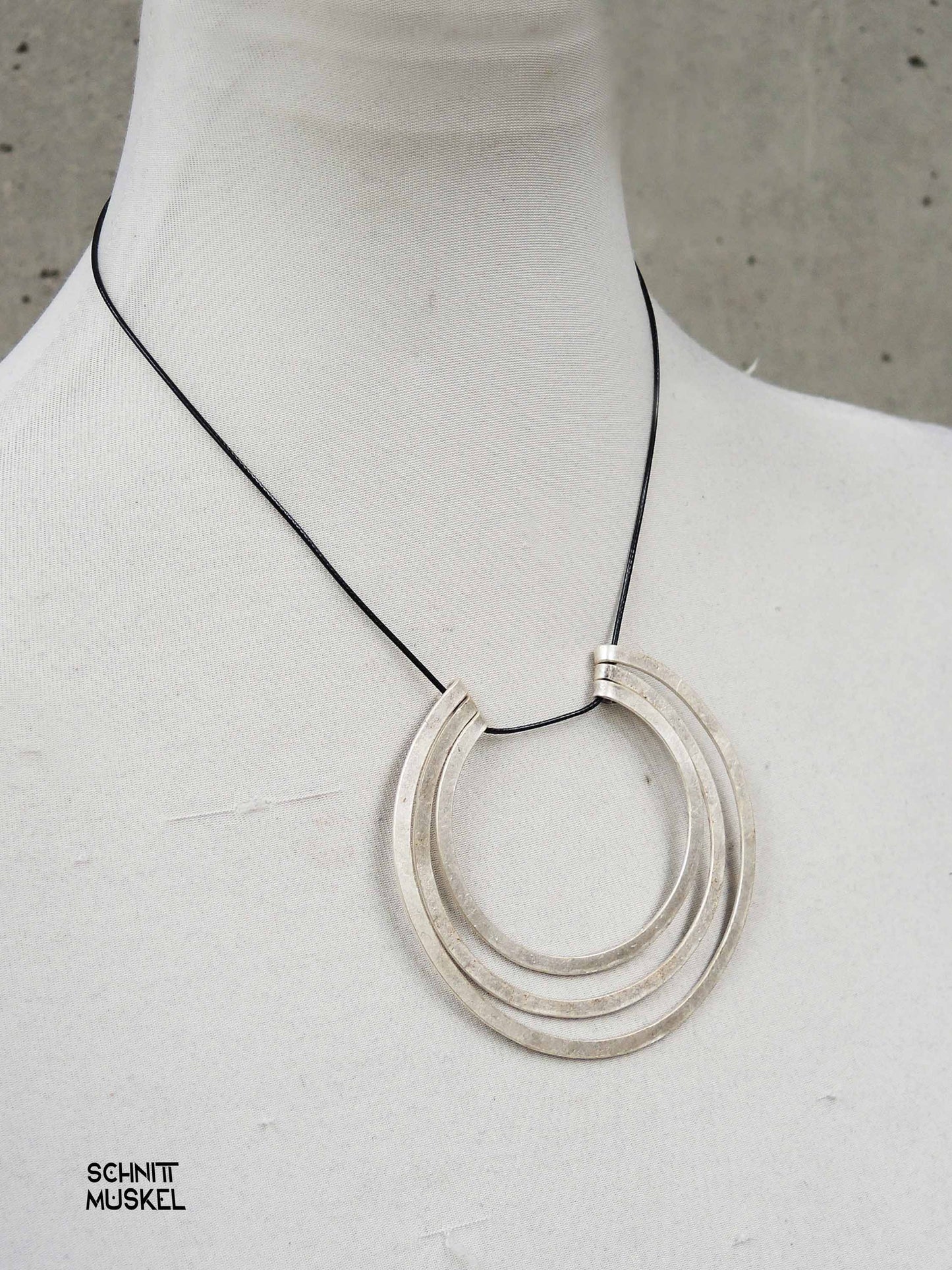 Halsschmuck Ringförmig, Ringanhänger, Kreisanhänger, dark avantgarde Schmuck