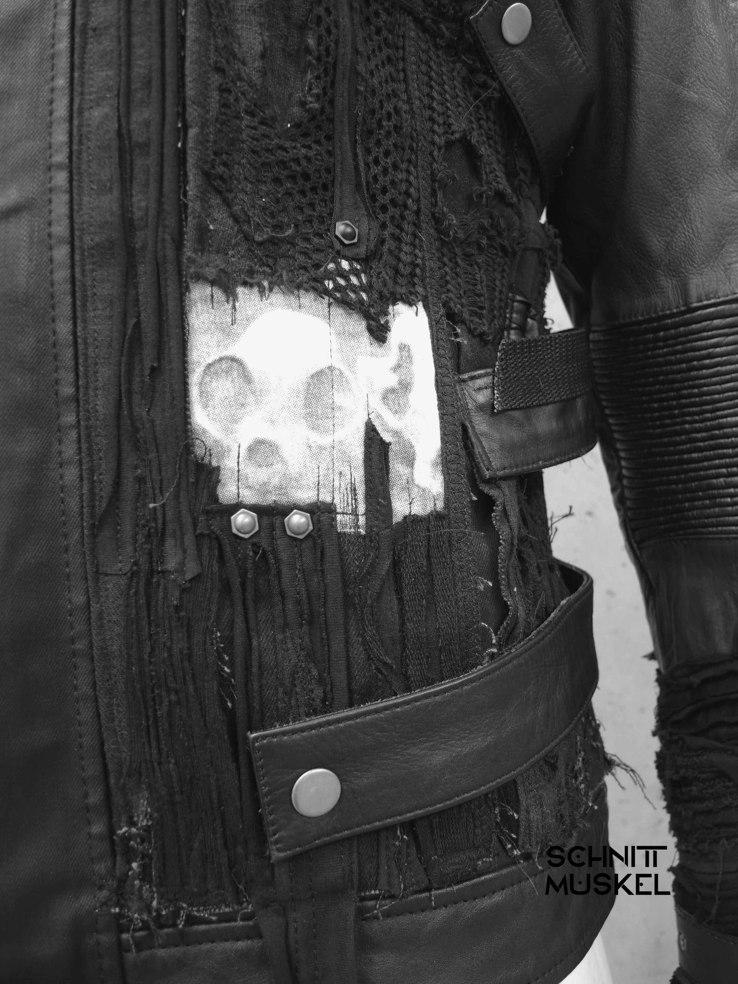 Gothicjacke, Unikatjacke, Unikatbikerjacke, Jacke mit Totenschädel, Skulljacke, destroyed Jacke, customized Jacke