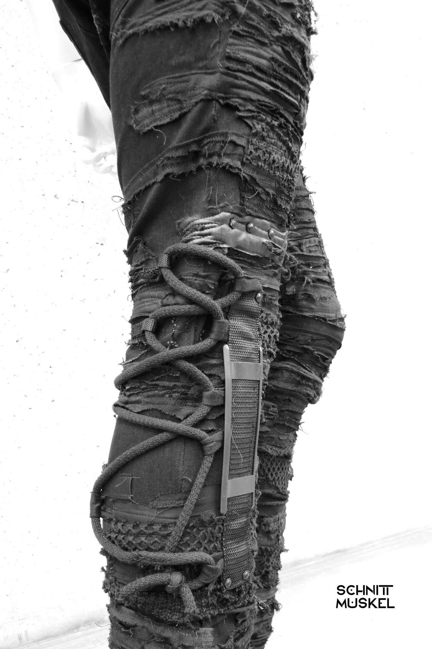 destoyed Jeans, Gothicjeans, Gothichose für Männer, Custom Jeans, Bandoutfit, Stagewear, Gothicfashion, postapokalyptische Hose, postapocalyptic pants