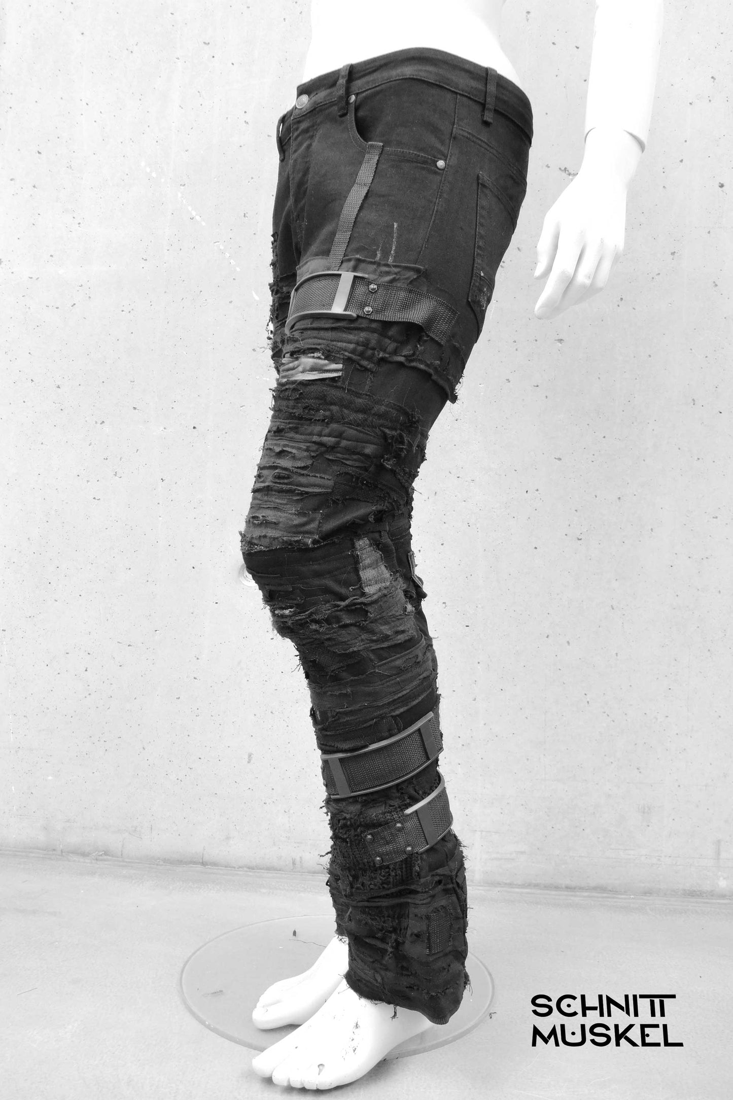 destoyed Jeans, Gothicjeans, Gothichose für Männer, Custom Jeans, Bandoutfit, Stagewear, Gothicfashion, postapokalyptische Hose, postapocalyptic pants