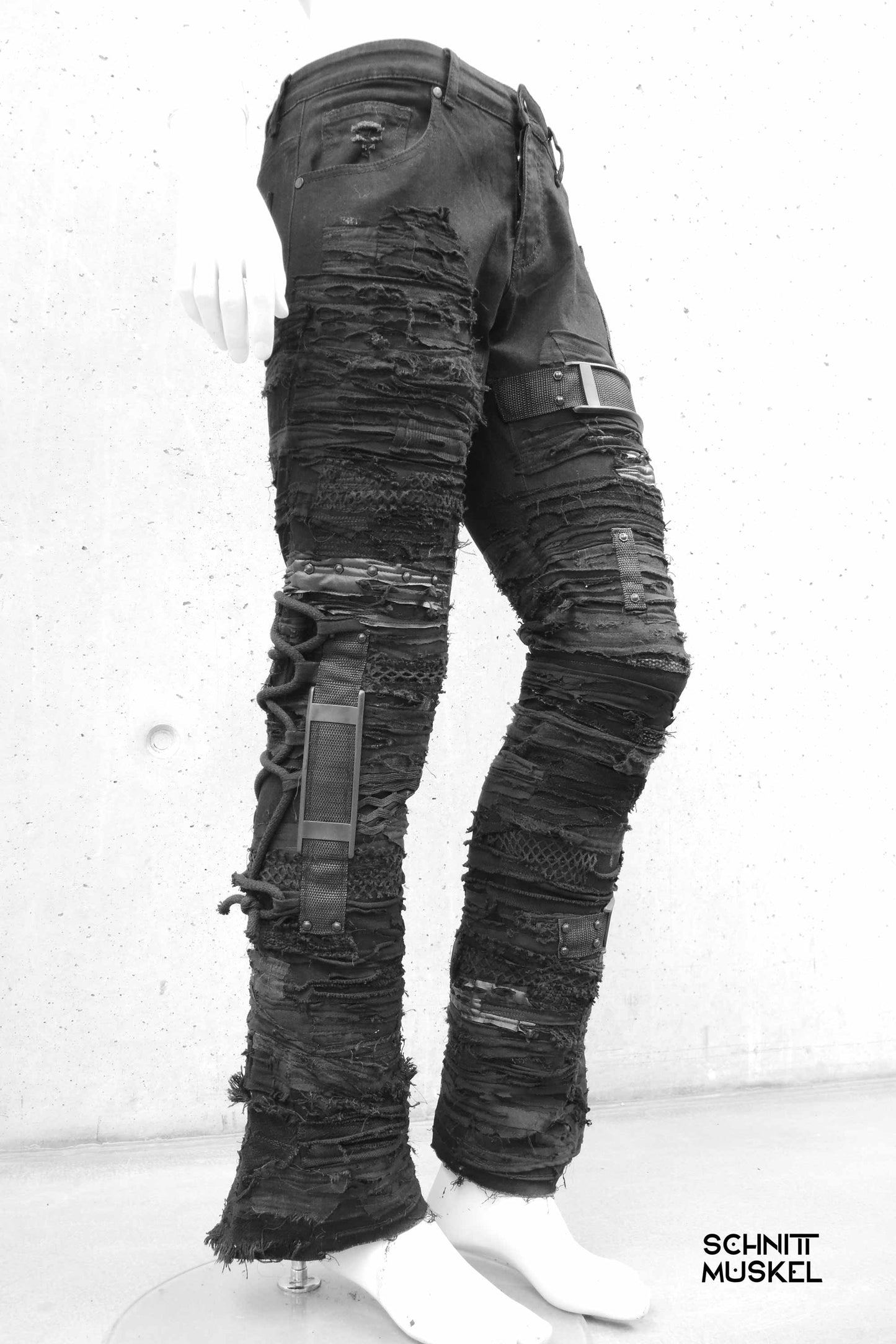 destoyed Jeans, Gothicjeans, Gothichose für Männer, Custom Jeans, Bandoutfit, Stagewear, Gothicfashion, postapokalyptische Hose, postapocalyptic pants