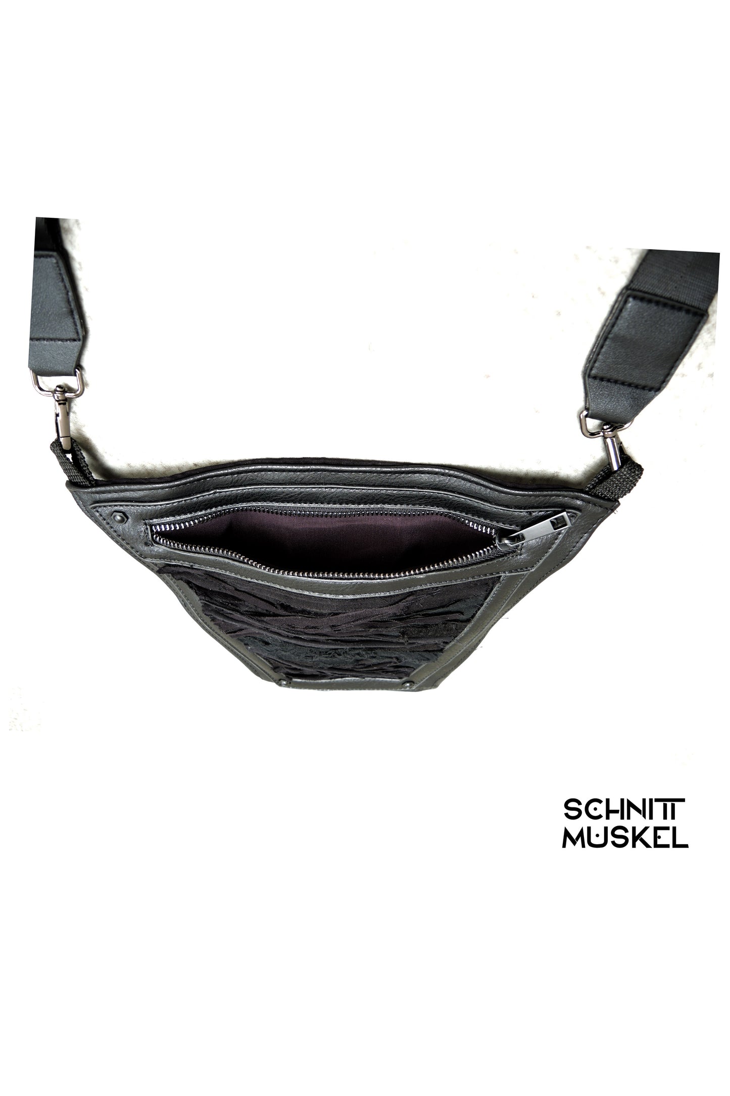 kleine schwarze Umhängetasche, kleine Tasche destroyed, Gothictasche, Tasche für Festival, Festivaltasche, darkavantgarde Tasche, dark avantgarde accessoire