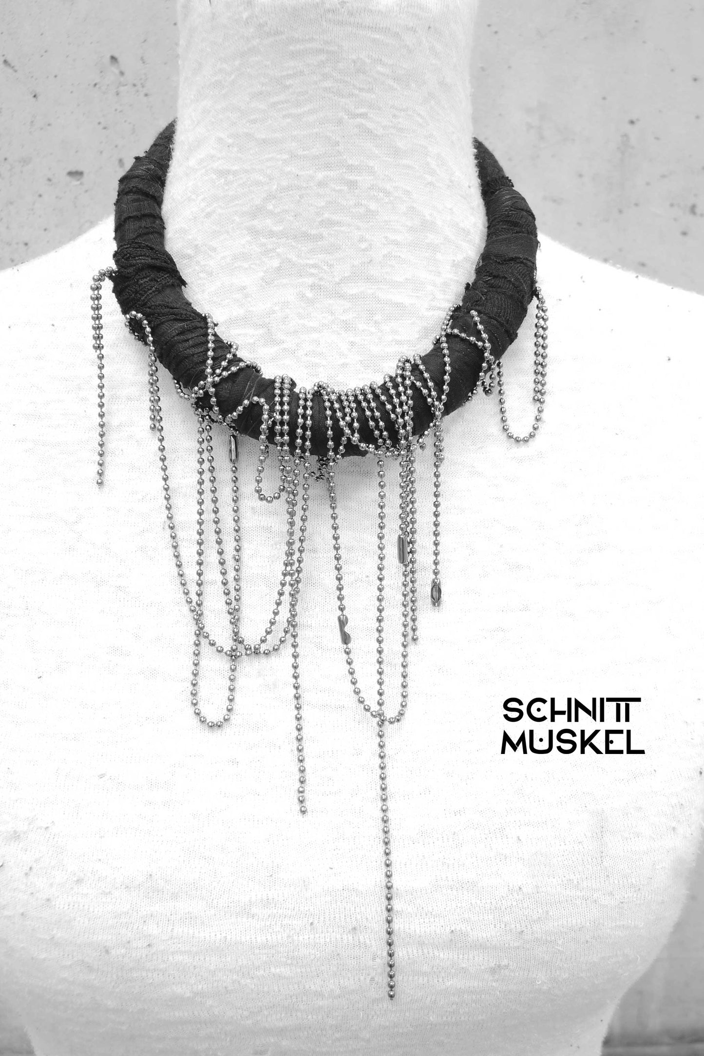 Teknojewellery, darkwear, darkavantgarde, dark, Gothic, Gothicschmuck, Goth , Halskette mit Kugelkette, drapierte Halskette, drapierter Schmuck