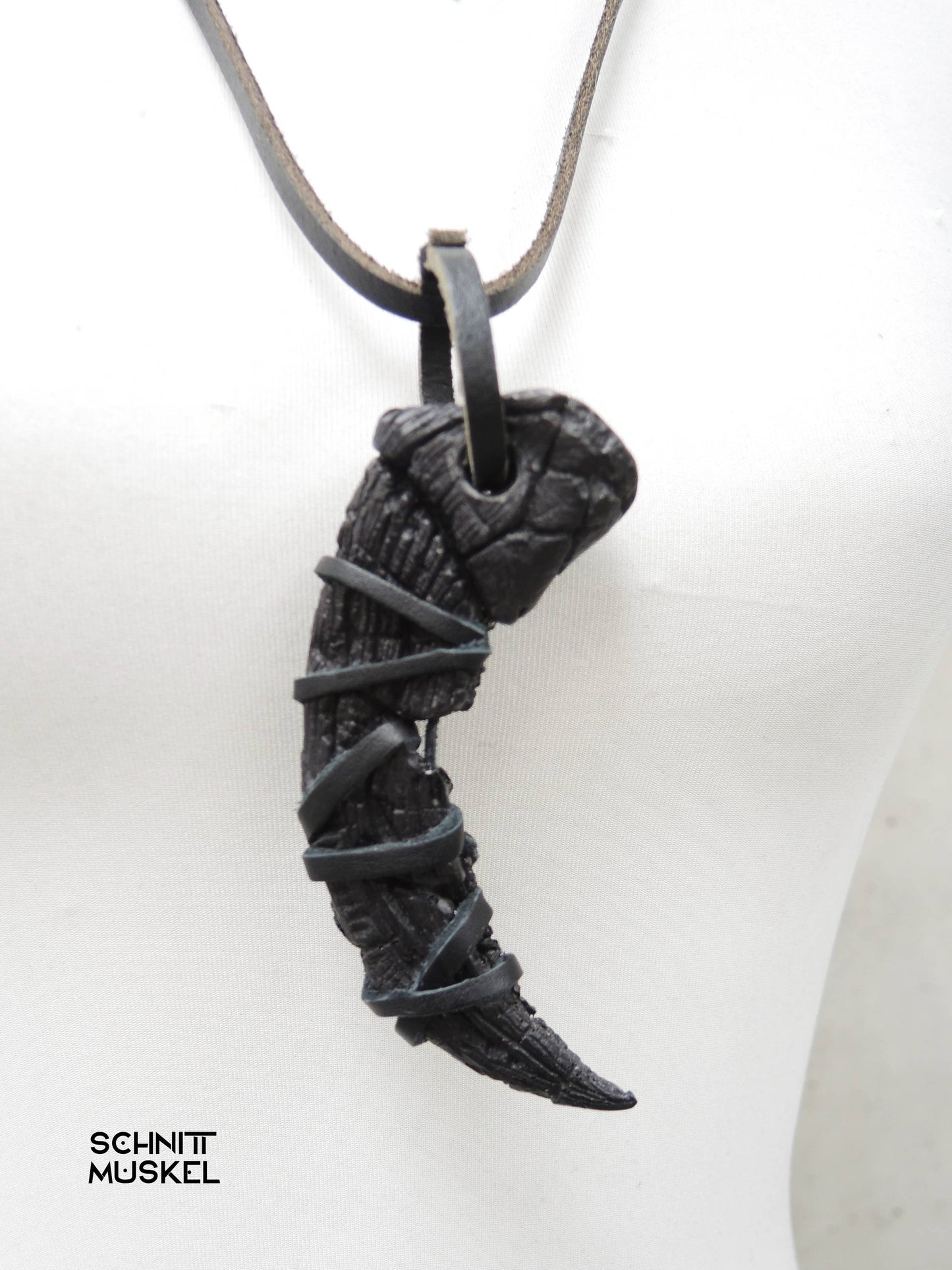 Darkavantgarde Schmuck, darkwear jewellery, ravenclaw, Rabenklaue Schmuck, Gothicschmuck, Talisman, Amulett, schwarzes Amulett