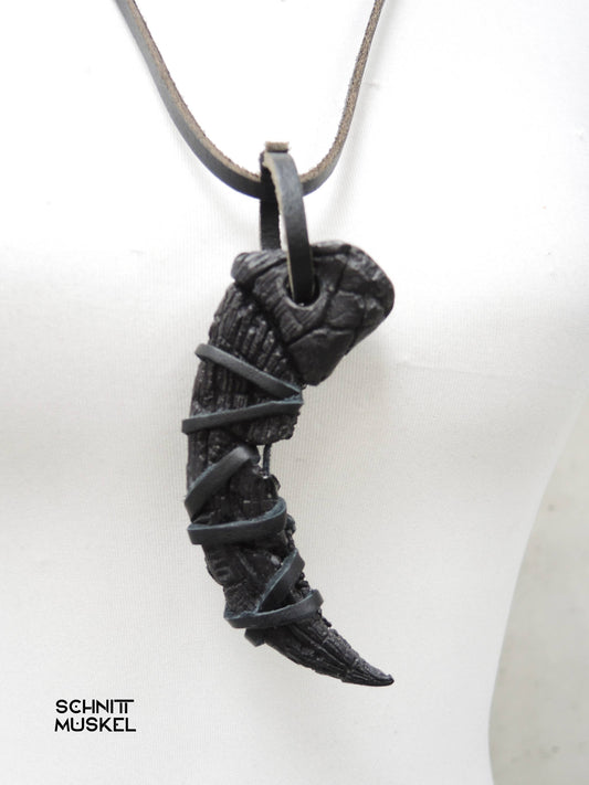 Darkavantgarde Schmuck, darkwear jewellery, ravenclaw, Rabenklaue Schmuck, Gothicschmuck, Talisman, Amulett, schwarzes Amulett