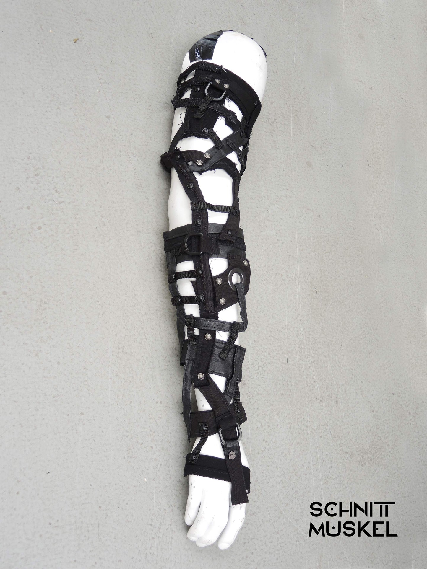 Armteil, gothic Armteil, aussergewöhnliche Armstulpen, postapokalyptischer Armschmuck, kinky outfit, Gothicmode für Herren, darkcyber, technomode, distressed stil