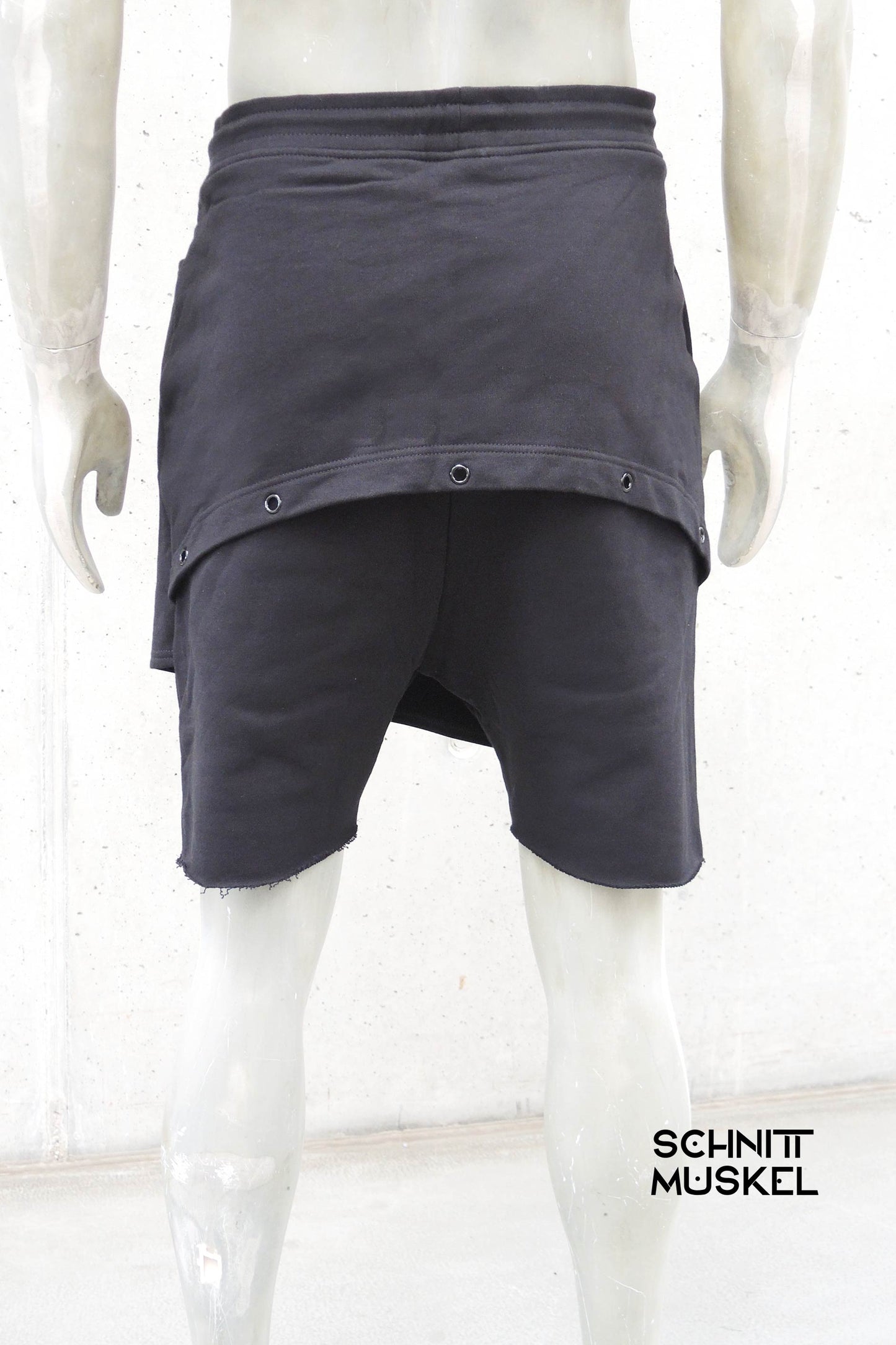 kurze Gothichose, schwarze gemütliche Shorts, darkavantgarde shorts, joggershorts, darkcyberfashion