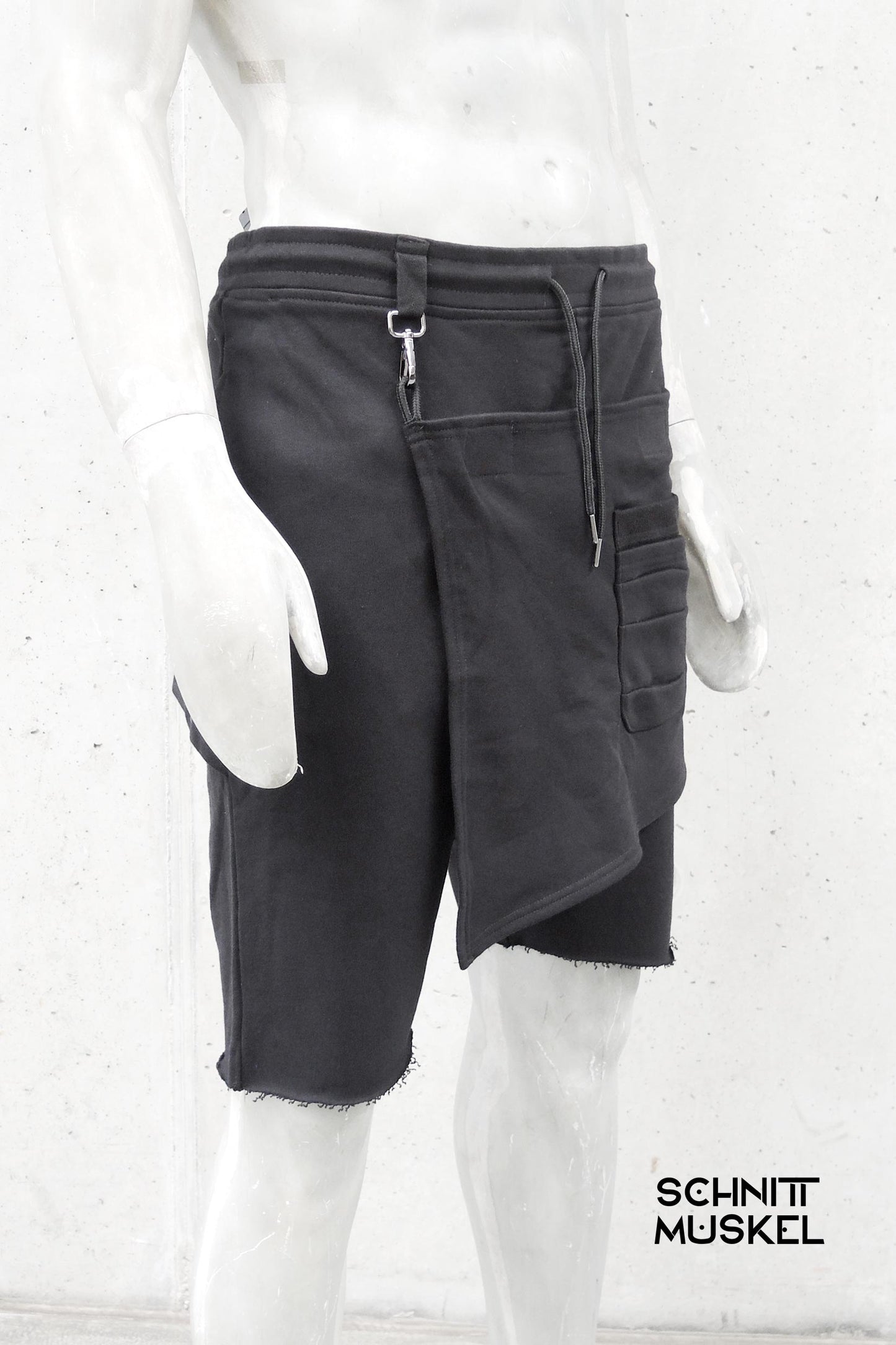 kurze Gothichose, schwarze gemütliche Shorts, darkavantgarde shorts, joggershorts, darkcyberfashion