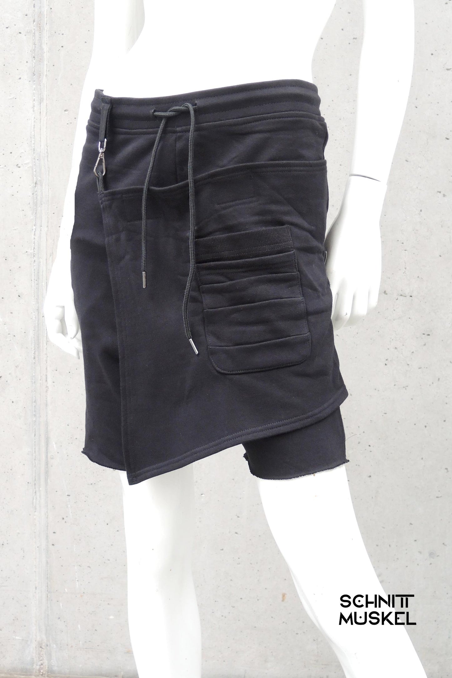 kurze Gothichose, schwarze gemütliche Shorts, darkavantgarde shorts, joggershorts, darkcyberfashion