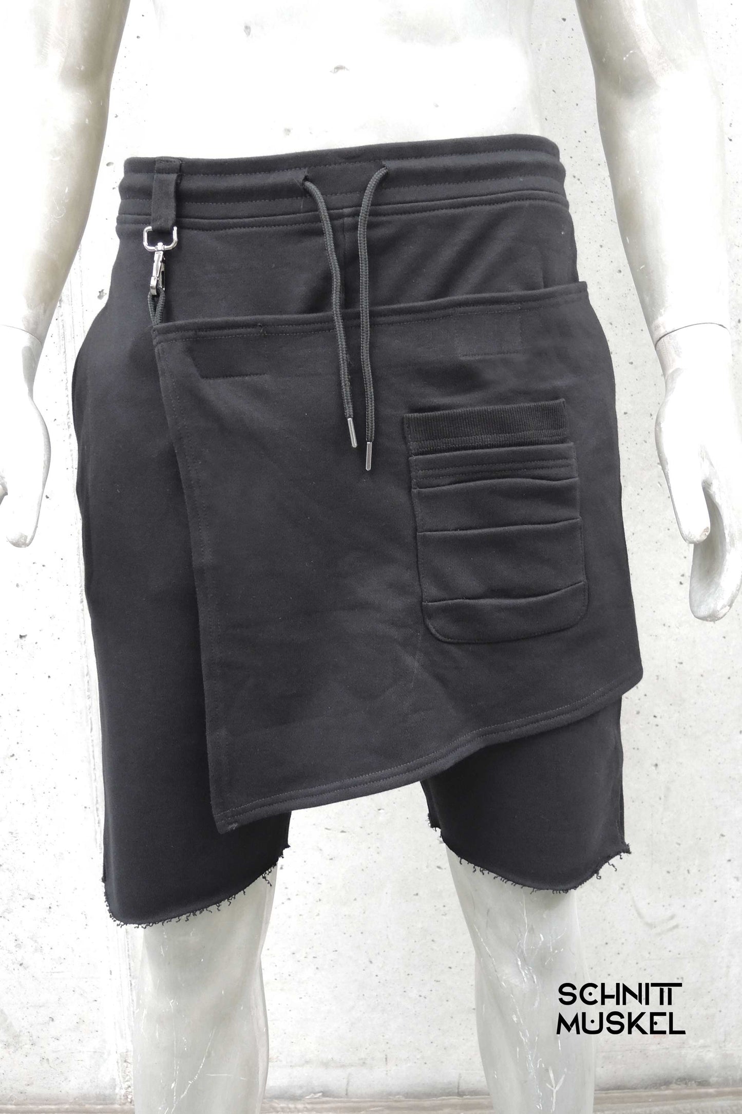 kurze Gothichose, schwarze gemütliche Shorts, darkavantgarde shorts, joggershorts, darkcyberfashion