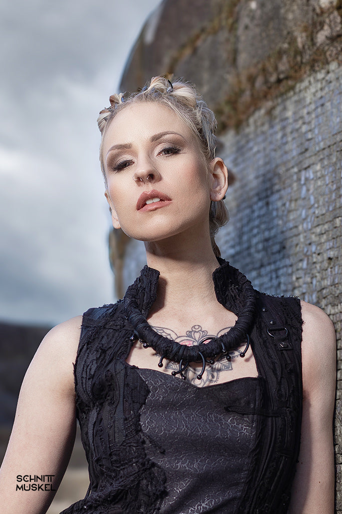 Piercing Halsschmuck, schwarzes Piercing, Unikatschmuck, Textilschmuck schwarz, Gothicschmuck, dakavantgarde