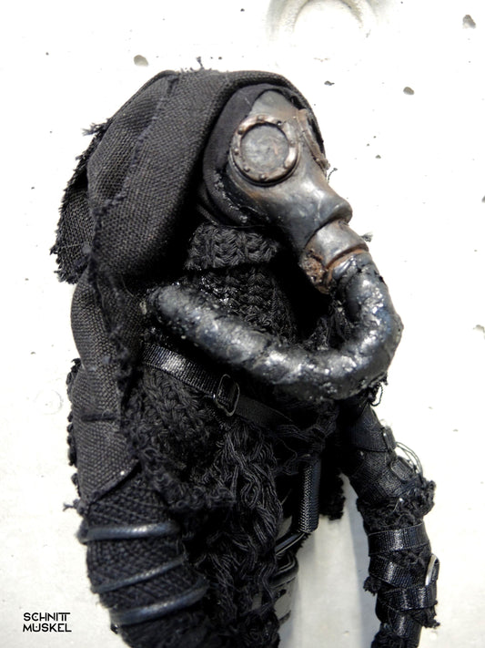 postapokalyptische Kunst, Gasmaskenfigur, postapokalyptische Figut, postapocalyptic puppet, postapo art, darkavantgarde, darkwear, darkcyberart, darkcybercaracter, Gothicpuppe, Gothicpuppet, Dark Art Skulptur, Postapokalyptische Kunst, schnittmuskel Unikat, Handgemachte Skulptur, Dark Avant-Garde Deko, Destroyed Style Kunst, Alternative Raumkunst, Künstlerfigur kaufen, Karlsruhe Art, Gasmaskenkunst