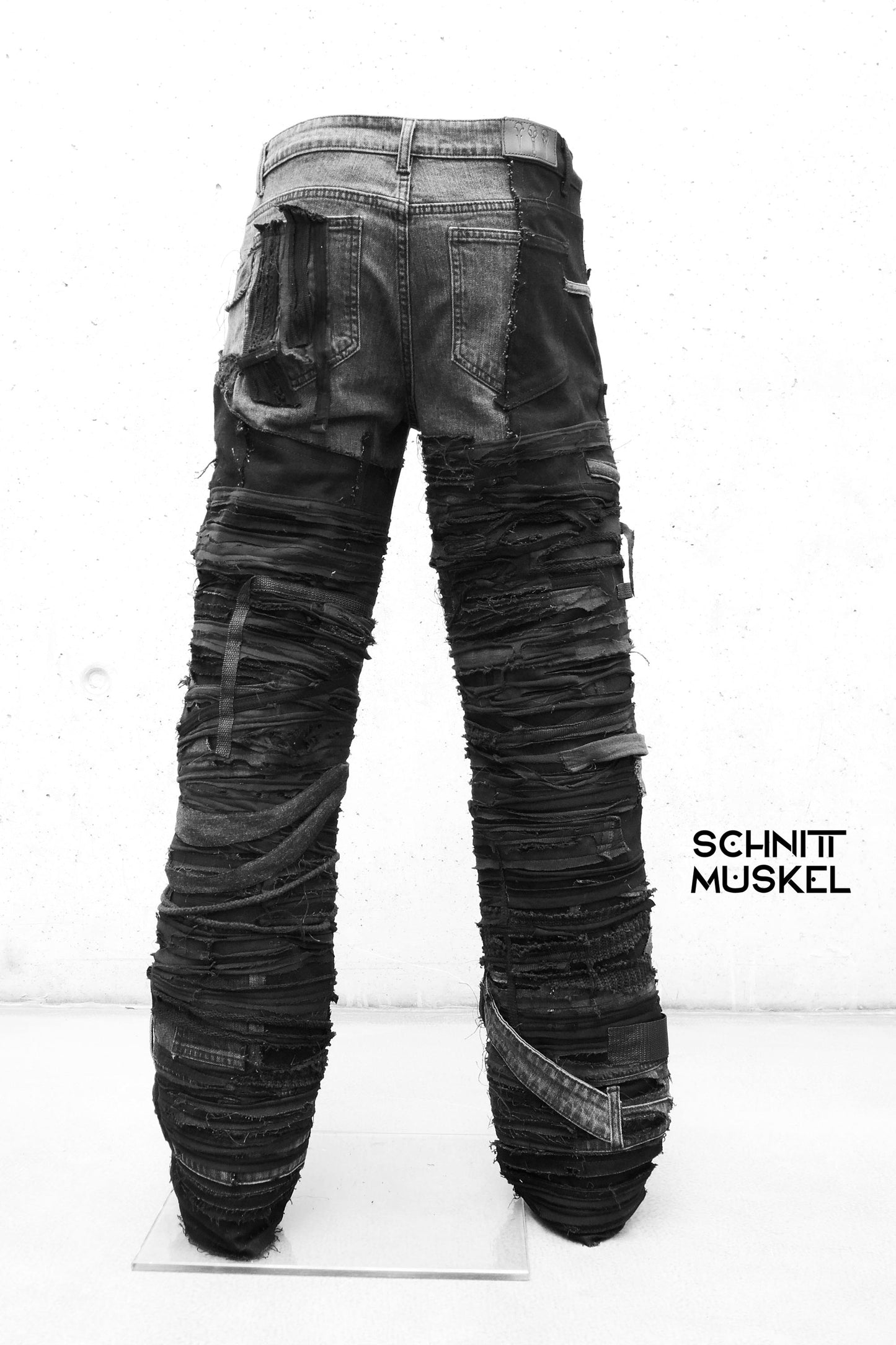 destroyed Jeans, destroyed Hose, Gothichose, destroyed pants, stagewear, Rockerhose, wornstar, darkwear, darkavantgarde Hose, darkavantgarde male, darkavantgarde Mode, heavymetal Hose, Unikathose, customized Hosen