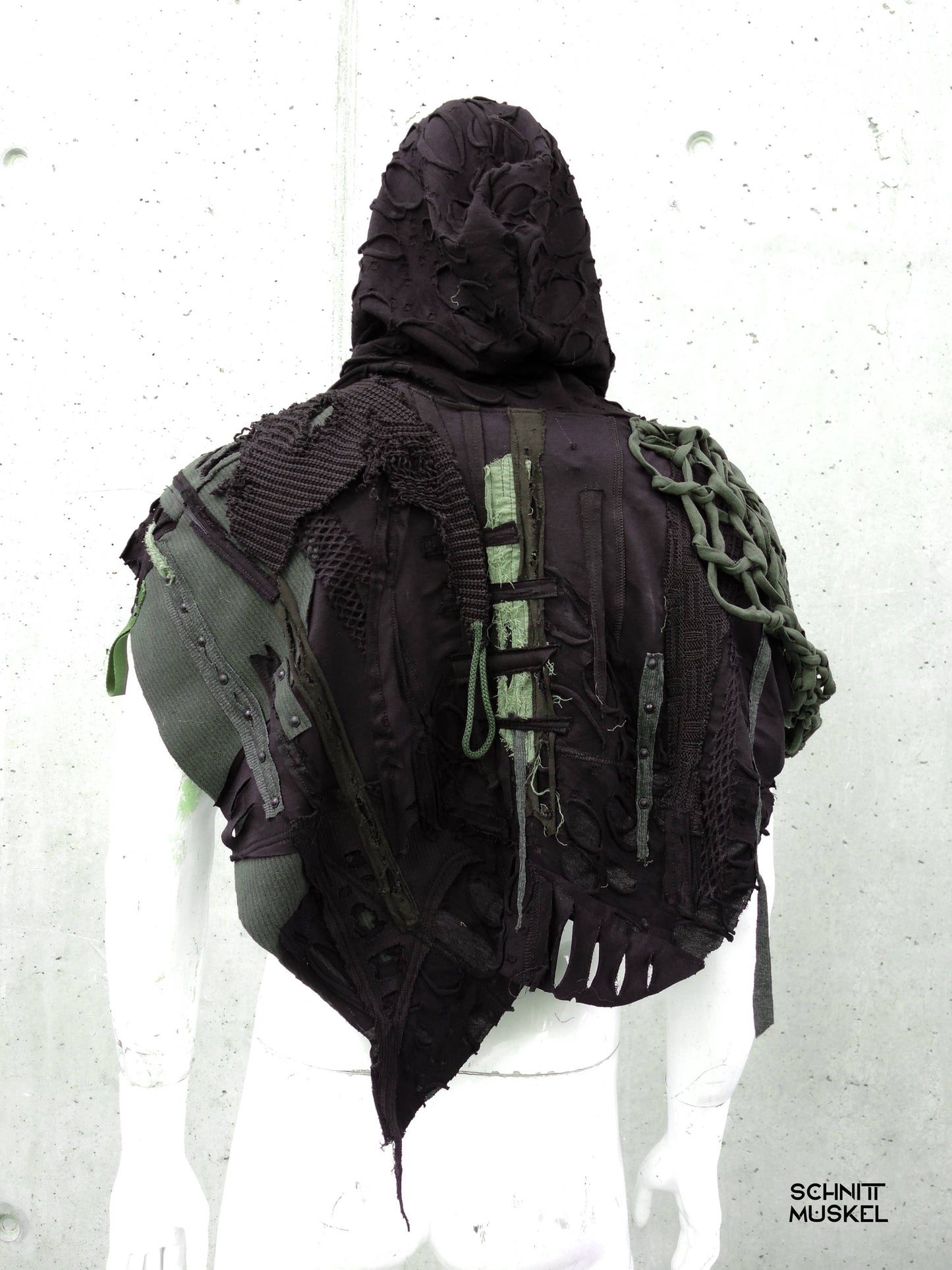 handgemachtes schwarzes Cape mit Kapuze, Dark Viking, Nordic Style, Viking Style, Wicca,
Post Apocalyptic Cape mit Schnallen und Nieten Unikat
Gothic Cape Unisex mit Kapuze Raw Look