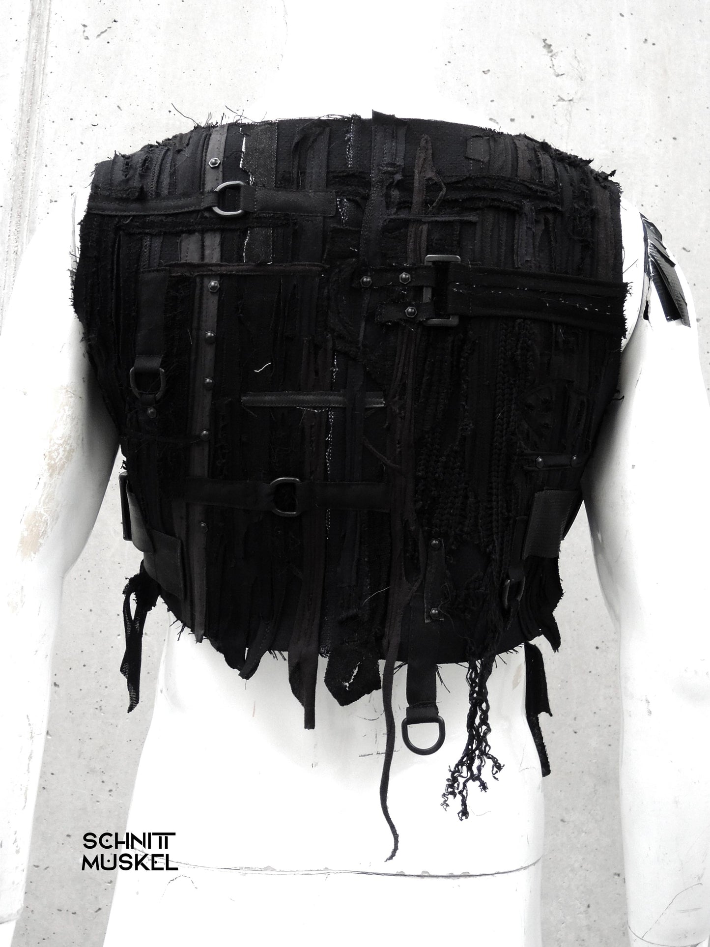 Distressed Weste, schwarze Weste Herren Damen, avantgarde Fashion, Techwear Germany, Schnittmuskel Design, handgefertigte Weste, Industrial Streetwear, Unisex Tactical Vest, Gothicmode, kinky Outfit, Gothicweste, postapokayptische Mode
