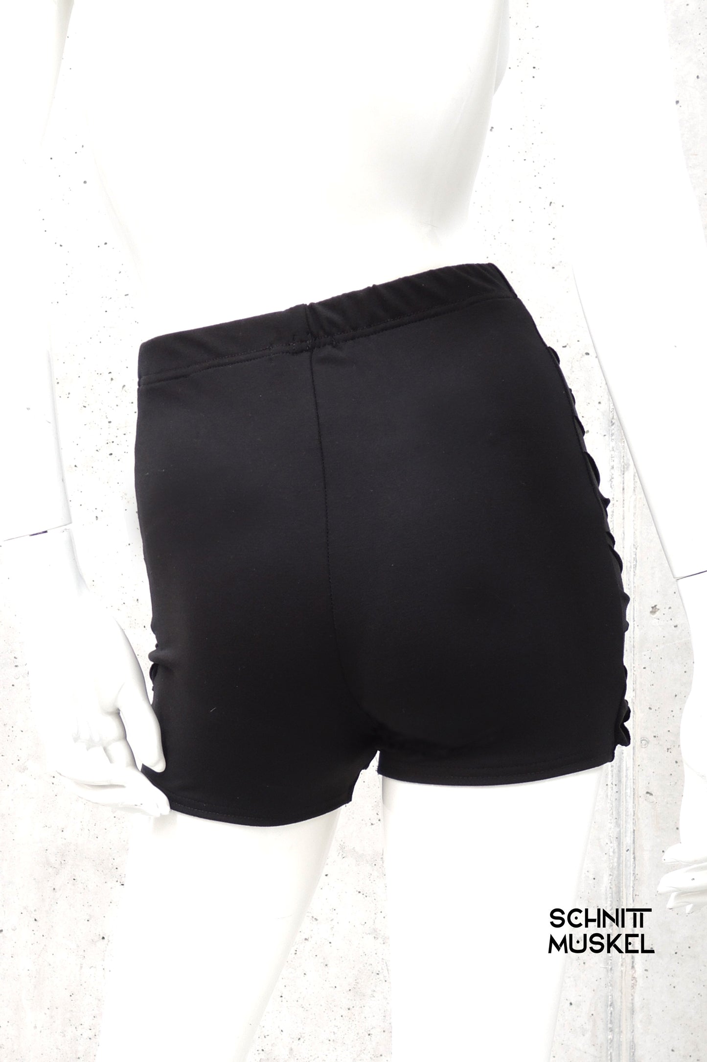 Hotpants, schwarze Hotpants, kurze Radlerhose, schwarze grothic panty, darkwear, cyberfashion, darkcyberfashion, kurze Gothichose
