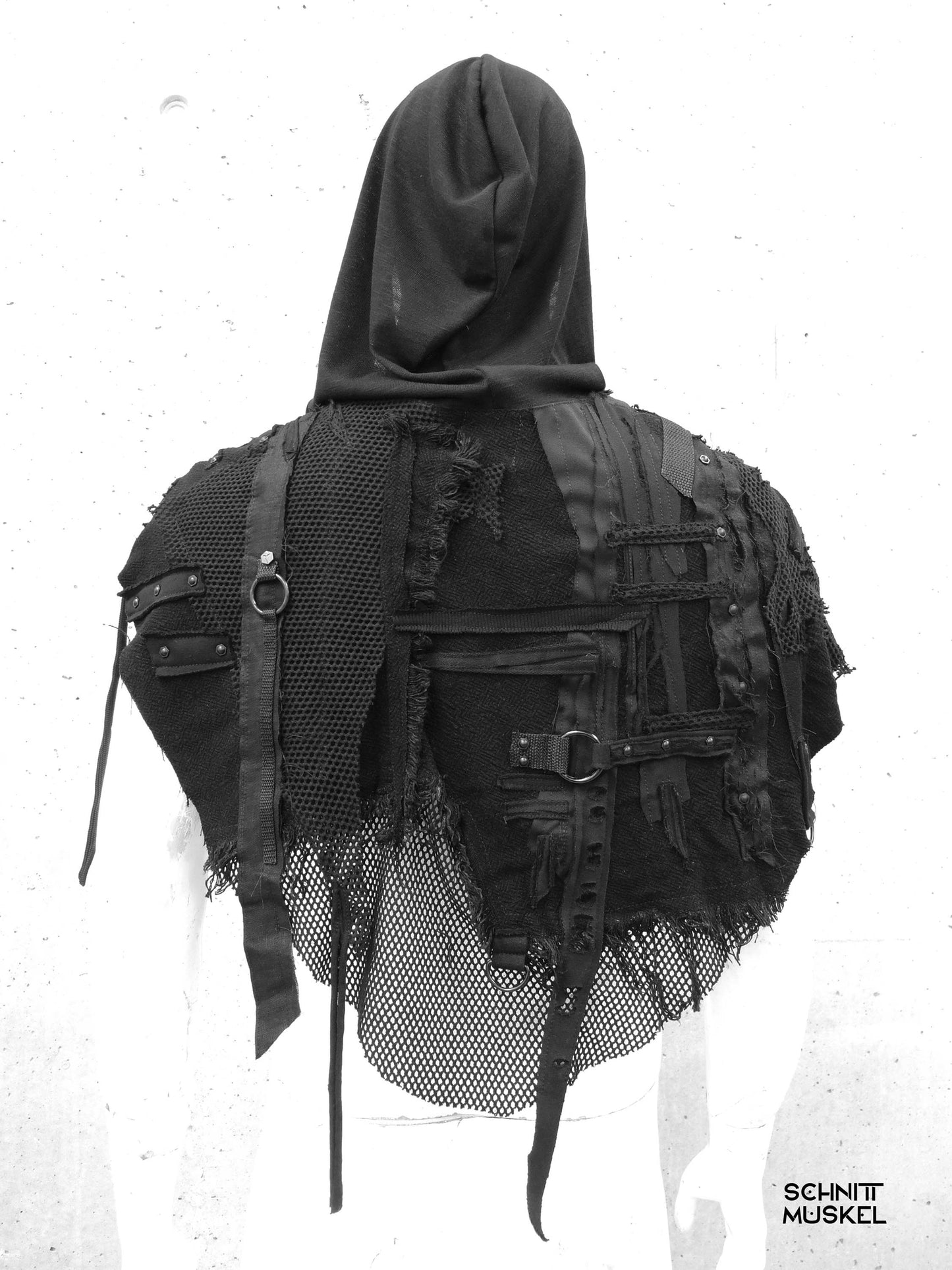 handgemachtes schwarzes Cape mit Kapuze Avantgarde
Post Apocalyptic Cape mit Schnallen und Nieten Unikat
Gothic Cape Unisex mit Kapuze Raw Look, Darkavantgarde, Gothiccape