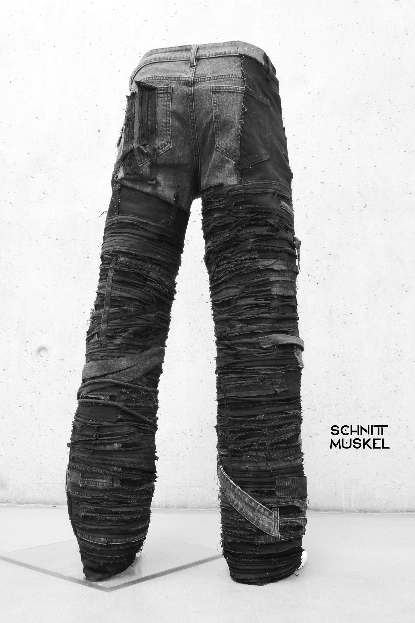 destroyed Jeans, destroyed Hose, Gothichose, destroyed pants, stagewear, Rockerhose, wornstar, darkwear, darkavantgarde Hose, darkavantgarde male, darkavantgarde Mode, heavymetal Hose, Unikathose, customized Hosen