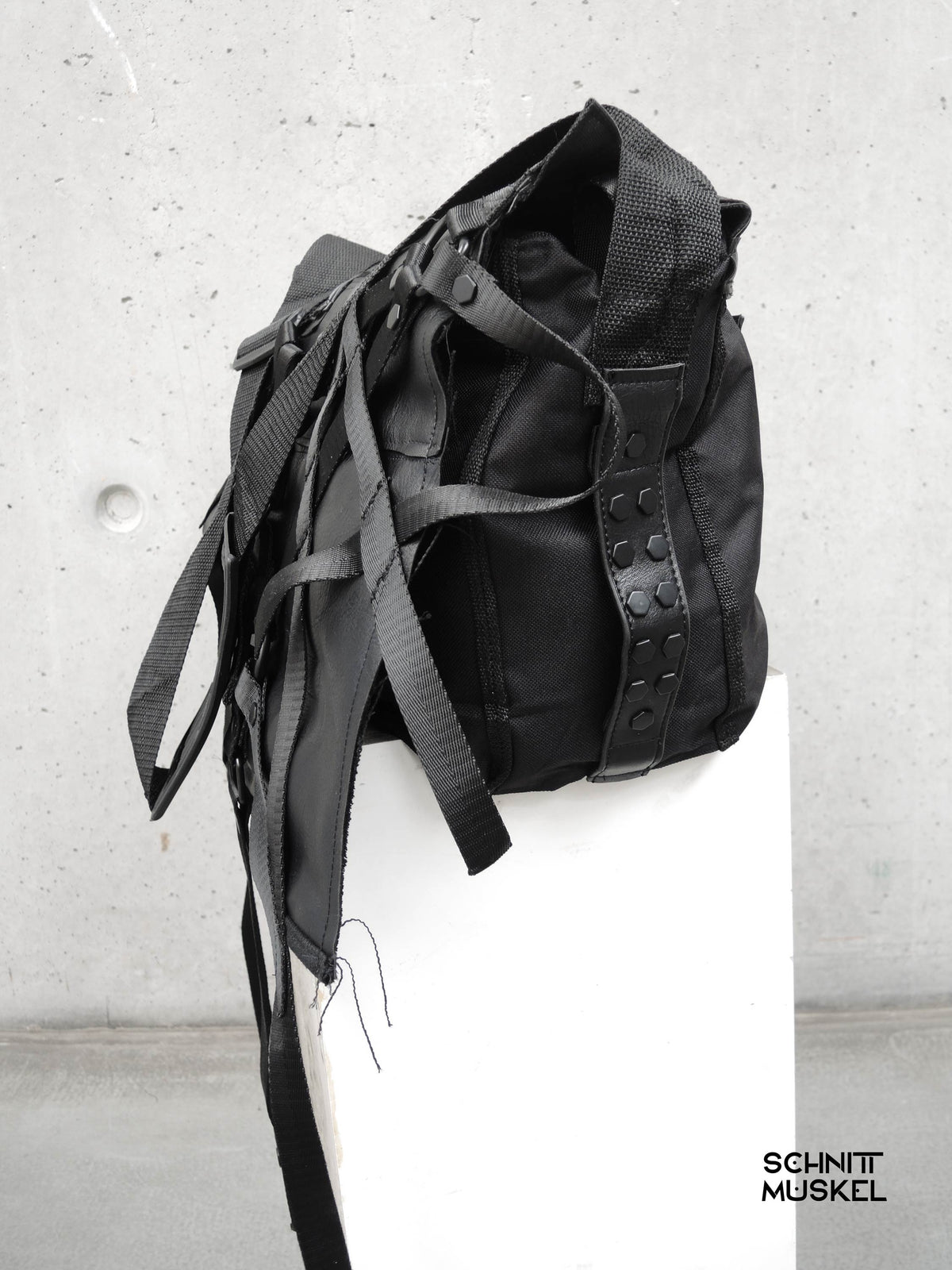 darkavantgarde Tasche, Gothic Umhängetasche, Gothic Tasche, Bondage Tasche, Unikattasche, schwarze Unikattasche, Tasche vegan, Tasche mit Bändern