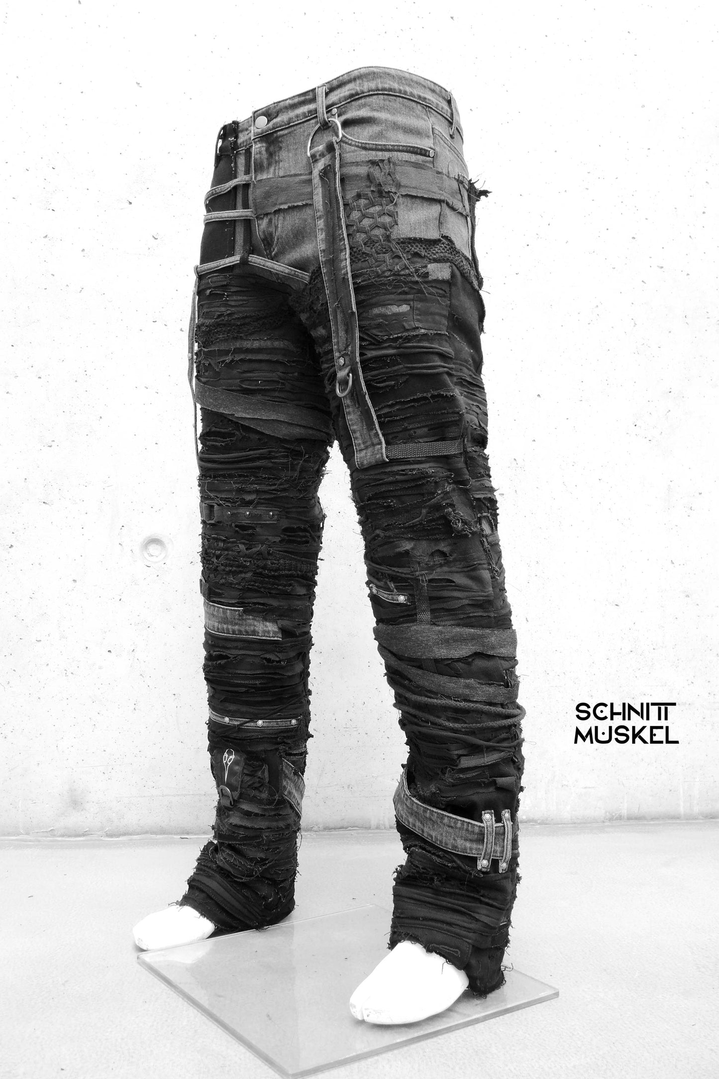 destroyed Jeans, destroyed Hose, Gothichose, destroyed pants, stagewear, Rockerhose, wornstar, darkwear, darkavantgarde Hose, darkavantgarde male, darkavantgarde Mode, heavymetal Hose, Unikathose, customized Hosen