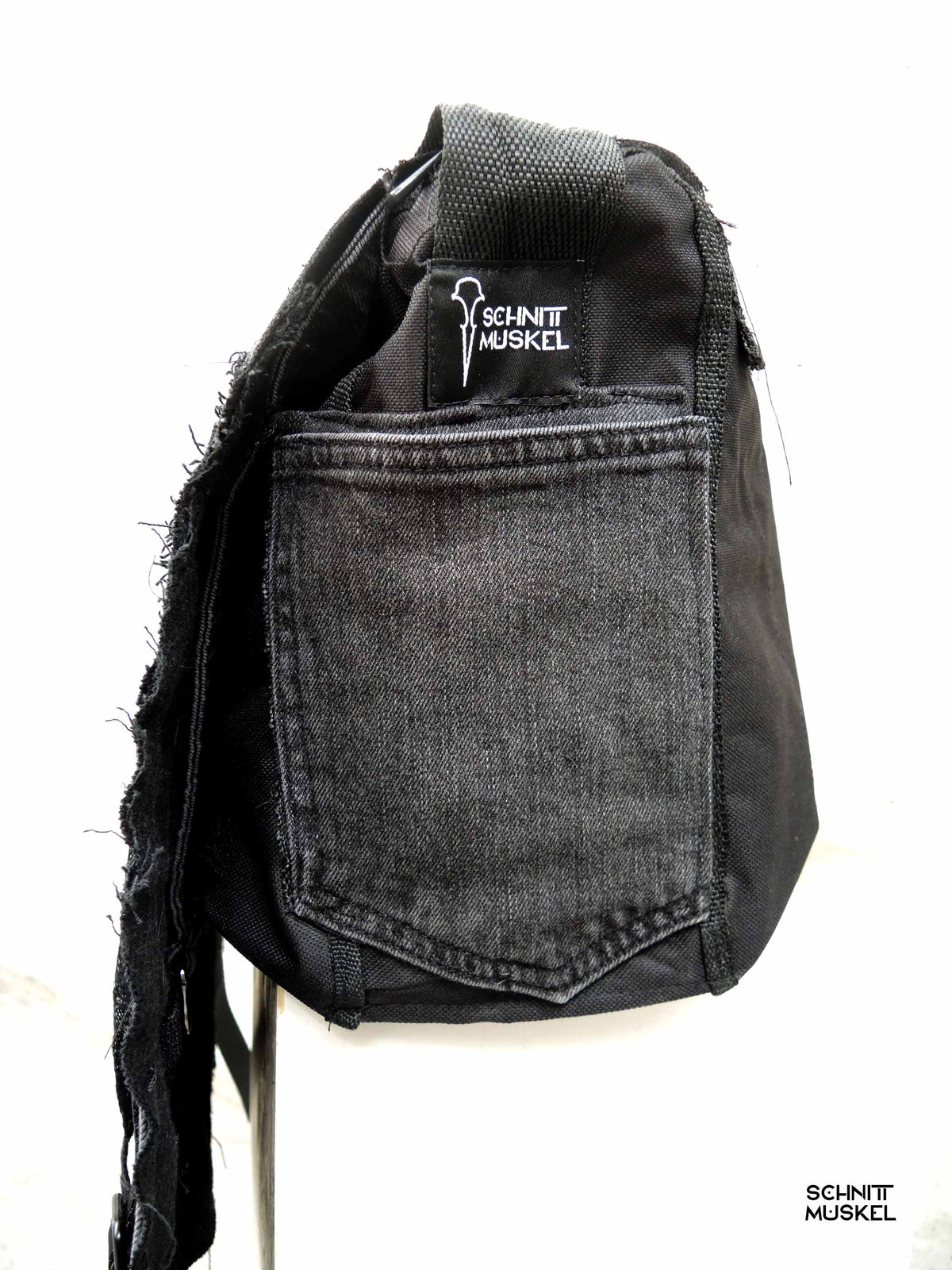 Gothic Tasche, postapokalyptische Tasche, Tasche mit Vogelschädel, schwarze Tasche mit Bändern, destroyed Tasche, upcycling Tasche, darkavantgarde Tasche, Gothic Umhängetasche, Unikattasche