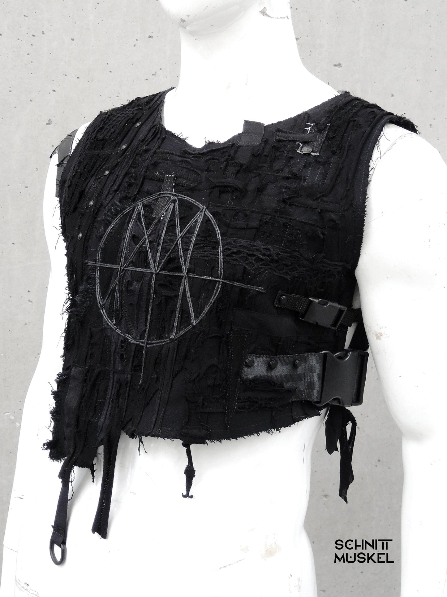 Distressed Weste, schwarze Weste Herren Damen, avantgarde Fashion, Techwear Germany, Schnittmuskel Design, handgefertigte Weste, Industrial Streetwear, Unisex Tactical Vest, Gothicmode, kinky Outfit, Gothicweste, postapokayptische Mode
