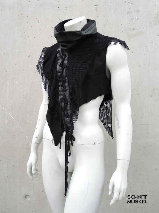 postapokalyptisches Oberteil darkavantgardemode, Gothicmode, aussergewöhnliche Gothicmode, Gothicoberteil, Upcycling Oberteil, Avantgarde Mode, Rick Owens Stil, Asymmetrisches Top, Schwarzes Designer Oberteil, Unikat Kleidung, Nachhaltige Mode, Handmade Fashion, Industrial Fashion, Darkwear, Post Apocalyptic Fashion, Avantgarde Fashion Deutschland, SCHNITTMUSKEL Karlsruhe, Genderless Fashion, Dekonstruierte Mode