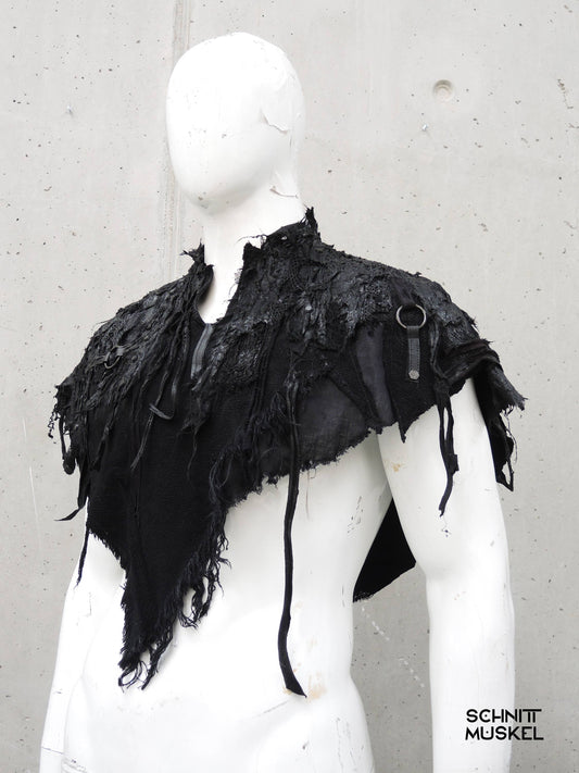 handgemachtes schwarzes Cape mit schwarzer Beschichtung. Avantgarde
Post Apocalyptic Cape mit Schnallen und Nieten Unikat
Gothic Cape Unisex mit Kapuze Raw Look