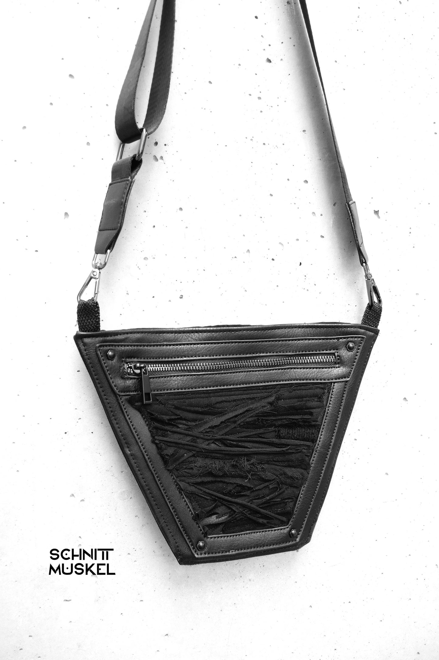 kleine schwarze Umhängetasche, kleine Tasche destroyed, Gothictasche, Tasche für Festival, Festivaltasche, darkavantgarde Tasche, dark avantgarde accessoire