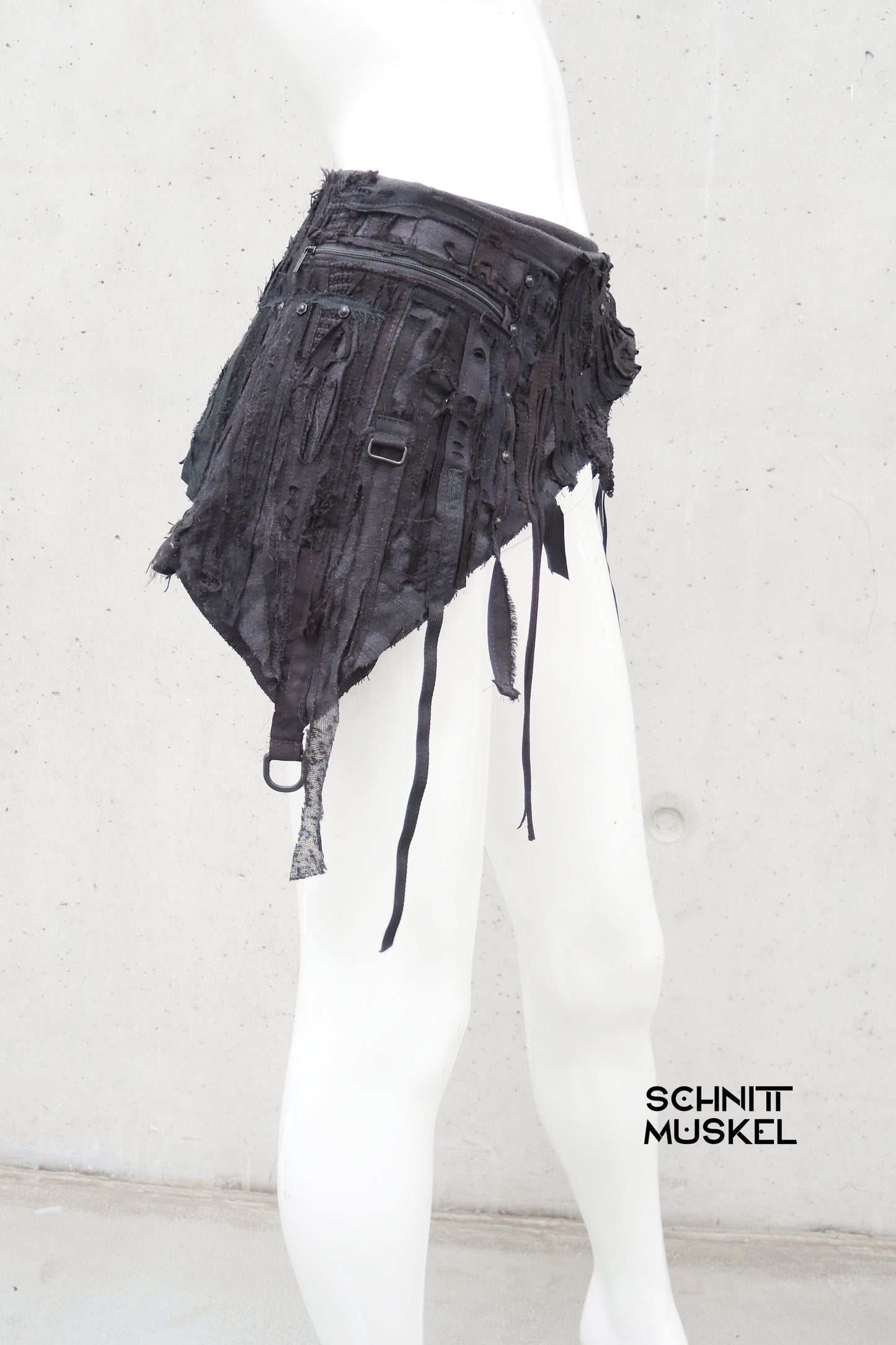 Hüftschmeichler, Schößchen, Halbschürze mit Tasche, Gothicfashion, Gothicmode, Gothicaccessoire, postapokalyptische Mode, 