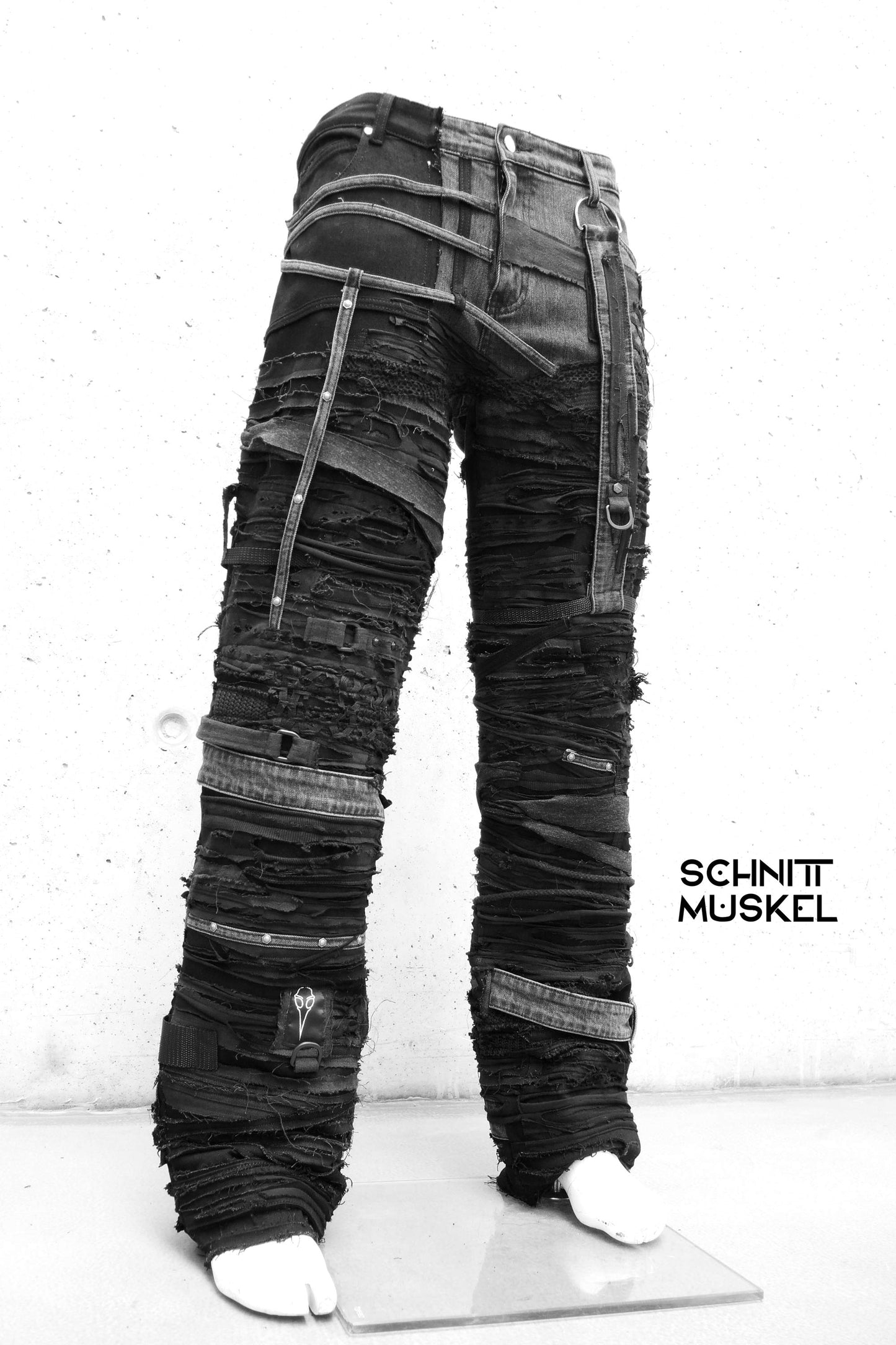 destroyed Jeans, destroyed Hose, Gothichose, destroyed pants, stagewear, Rockerhose, wornstar, darkwear, darkavantgarde Hose, darkavantgarde male, darkavantgarde Mode, heavymetal Hose, Unikathose, customized Hosen