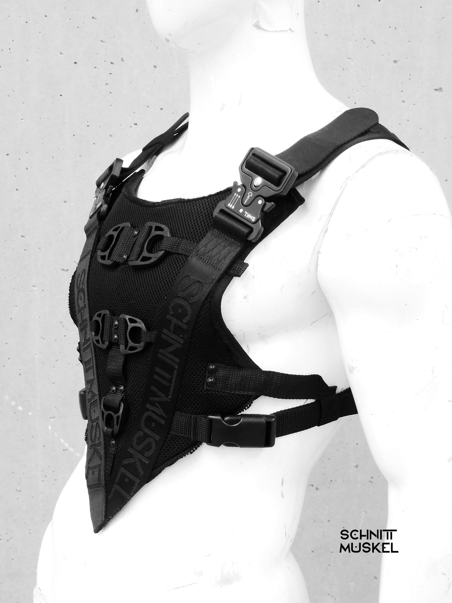 Harness Weste, schwarze Harness Weste, Techwear Harness, Gothic Fashion Germany, Kinky Outfit Accessoire, Schnittmuskel Harness, avantgarde Mode, Unisex Tactical Vest, Fetish Fashion Harness