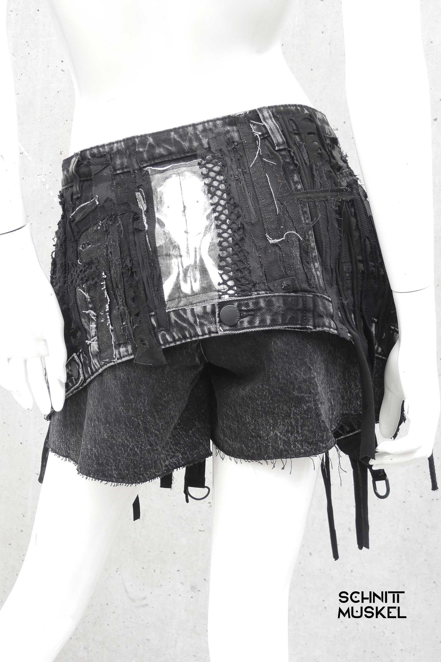 Unikathose, Unikatjeans, Unikatshorts, Gothicshorts, postapokalyptische Shorts, darkwear, Gothicmode