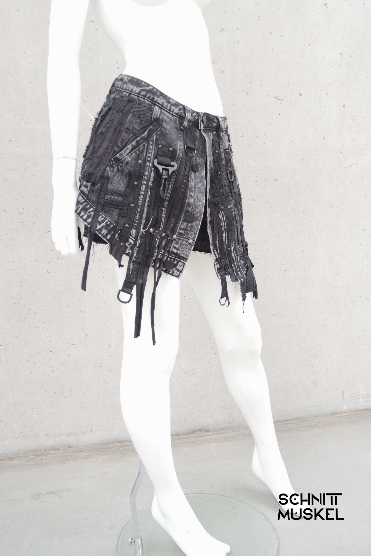 Unikathose, Unikatjeans, Unikatshorts, Gothicshorts, postapokalyptische Shorts, darkwear, Gothicmode