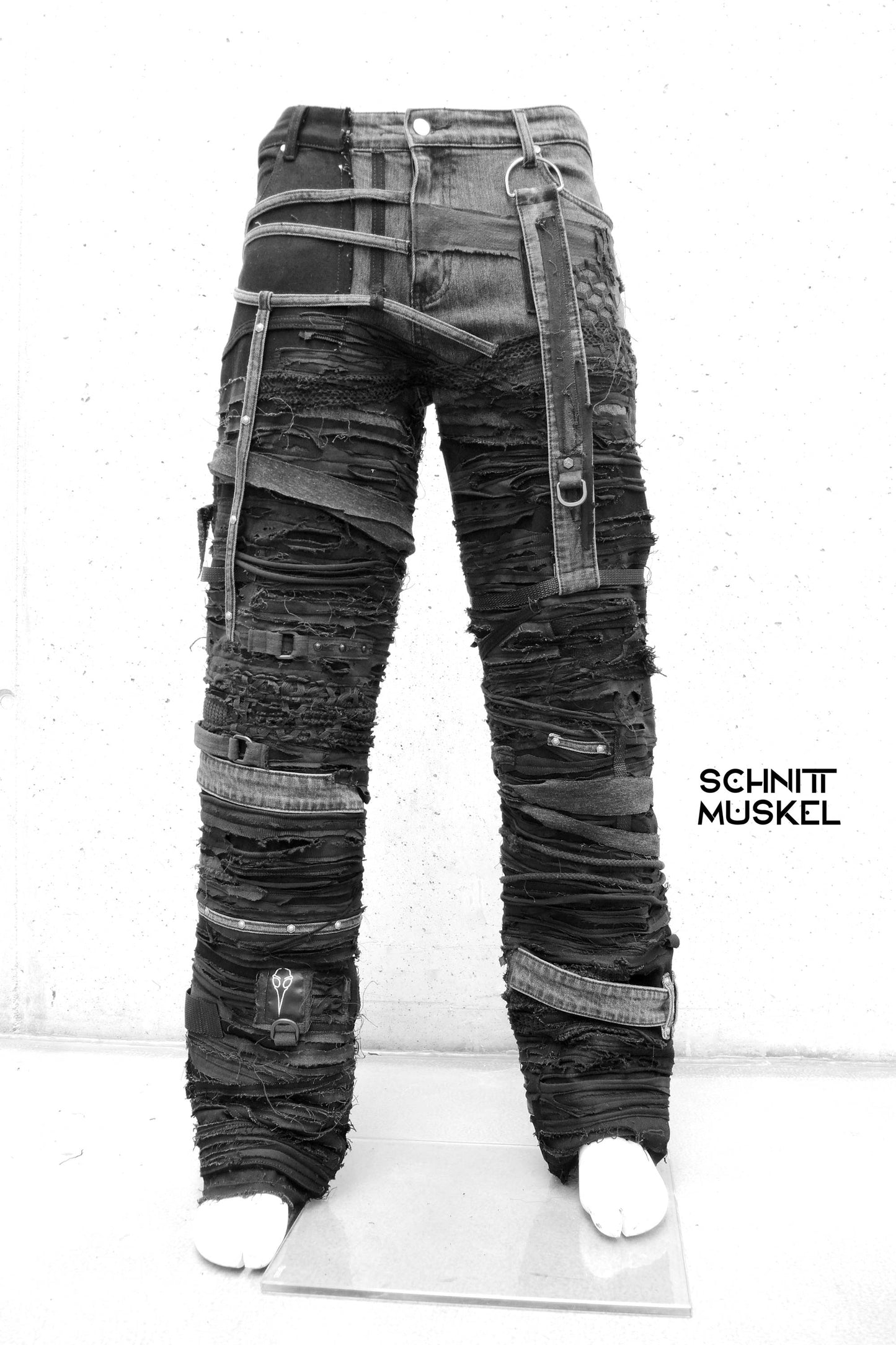 destroyed Jeans, destroyed Hose, Gothichose, destroyed pants, stagewear, Rockerhose, wornstar, darkwear, darkavantgarde Hose, darkavantgarde male, darkavantgarde Mode, heavymetal Hose, Unikathose, customized Hosen