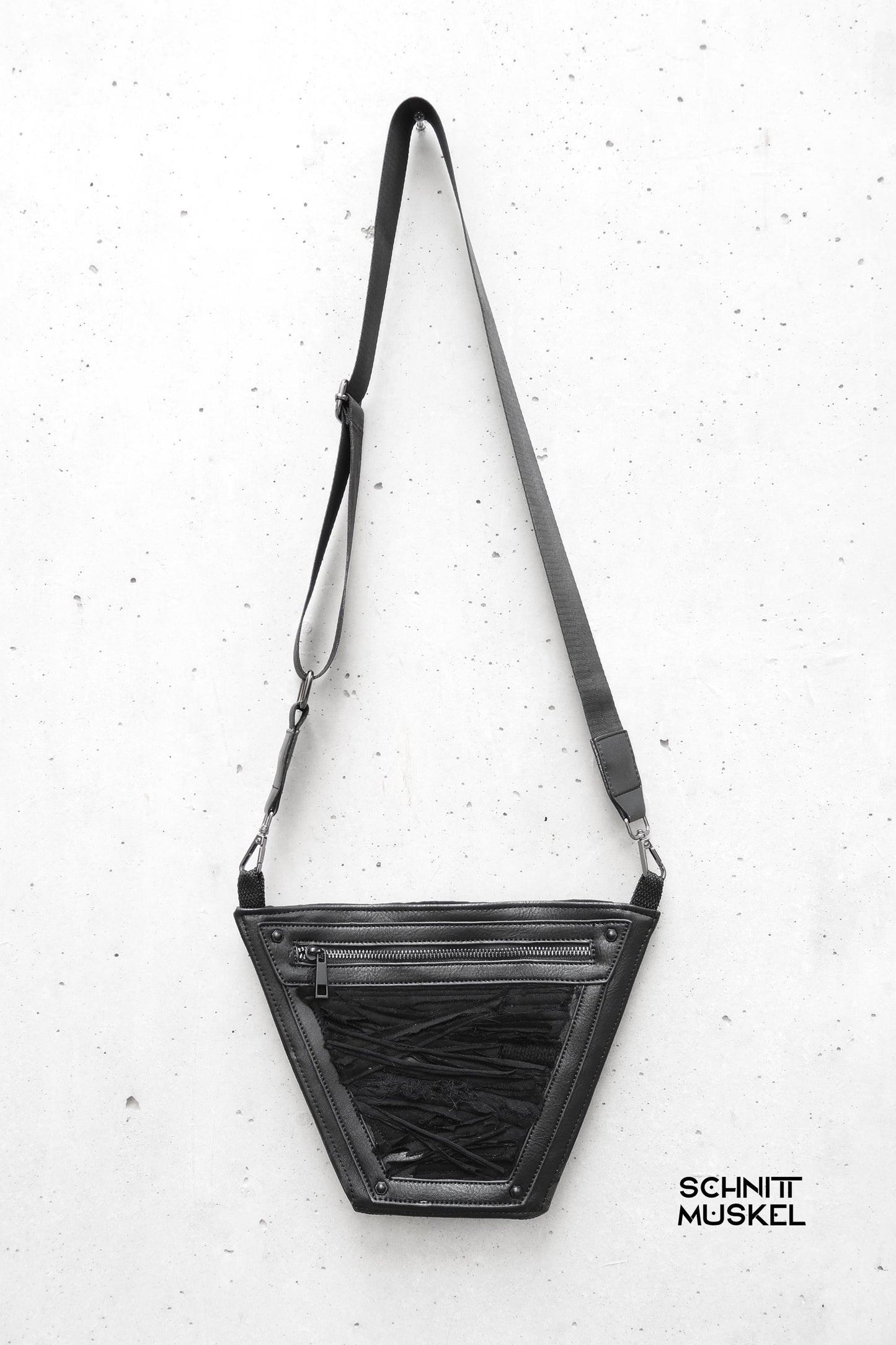 kleine schwarze Umhängetasche, kleine Tasche destroyed, Gothictasche, Tasche für Festival, Festivaltasche, darkavantgarde Tasche, dark avantgarde accessoire