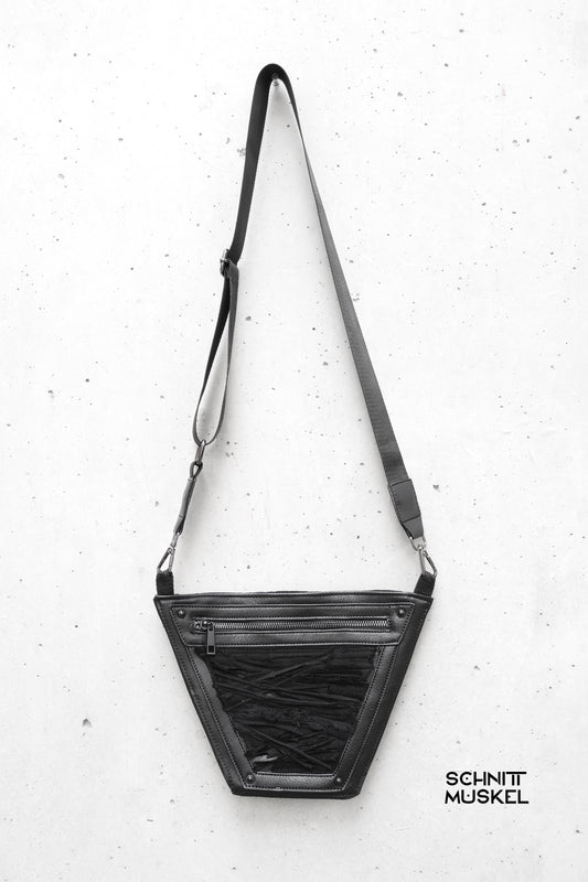 kleine schwarze Umhängetasche,  kleine Tasche destroyed, Gothictasche, Tasche für Festival, Festivaltasche, darkavantgarde Tasche, dark avantgarde accessoire