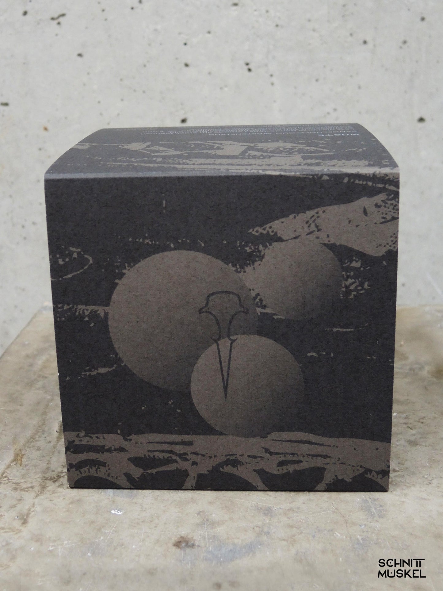 schwarze Duftkerze, Gothic Duftkerze, schwarze Kerze, Gothickerze, schnittmuskeluftkerze, postapokalyptische Kerze