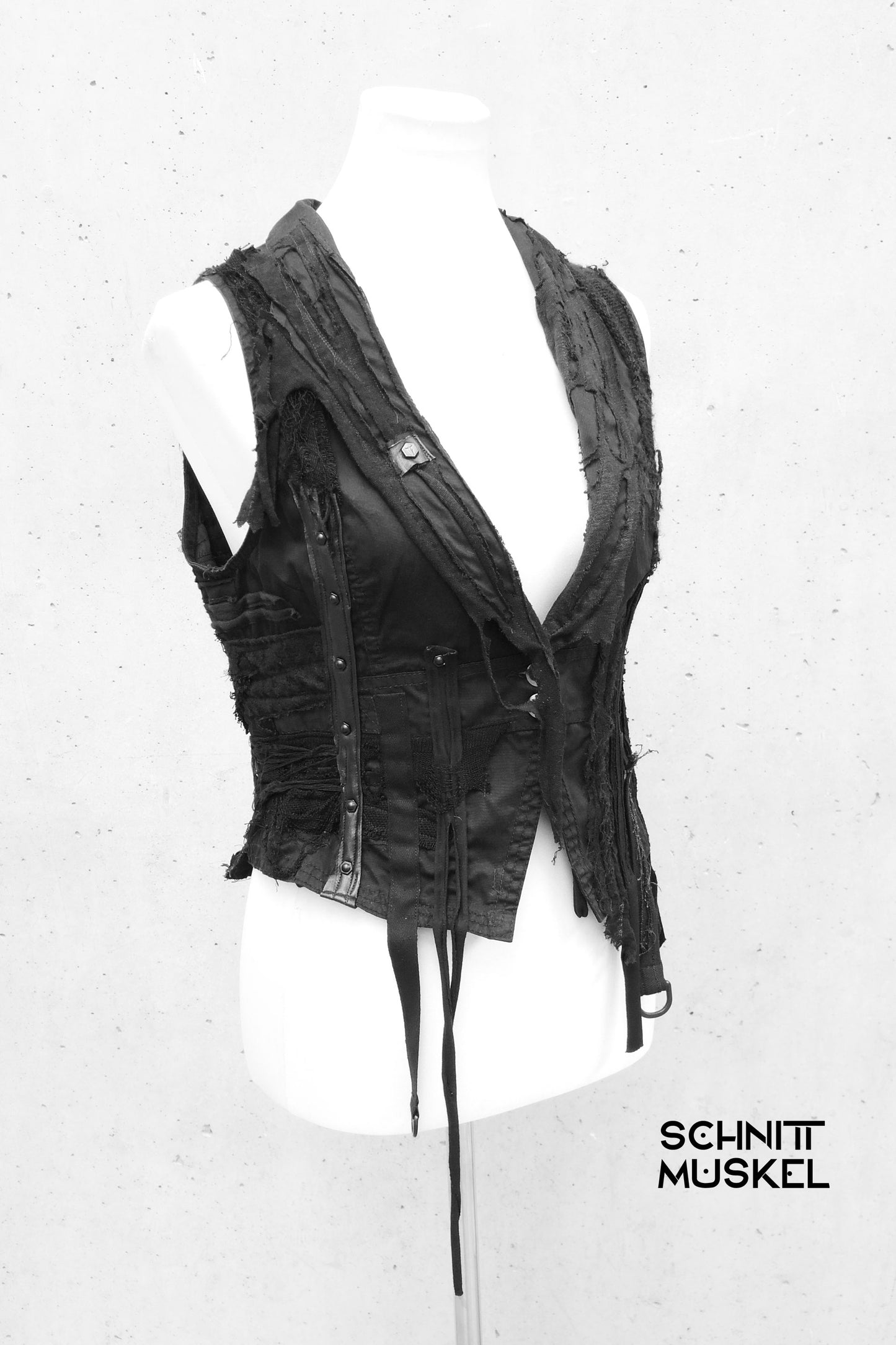Unikatweste, Weste im destroyed Stil, destroyed Weste, postapokalyptische Mode, burningman outfit, Gothicweste