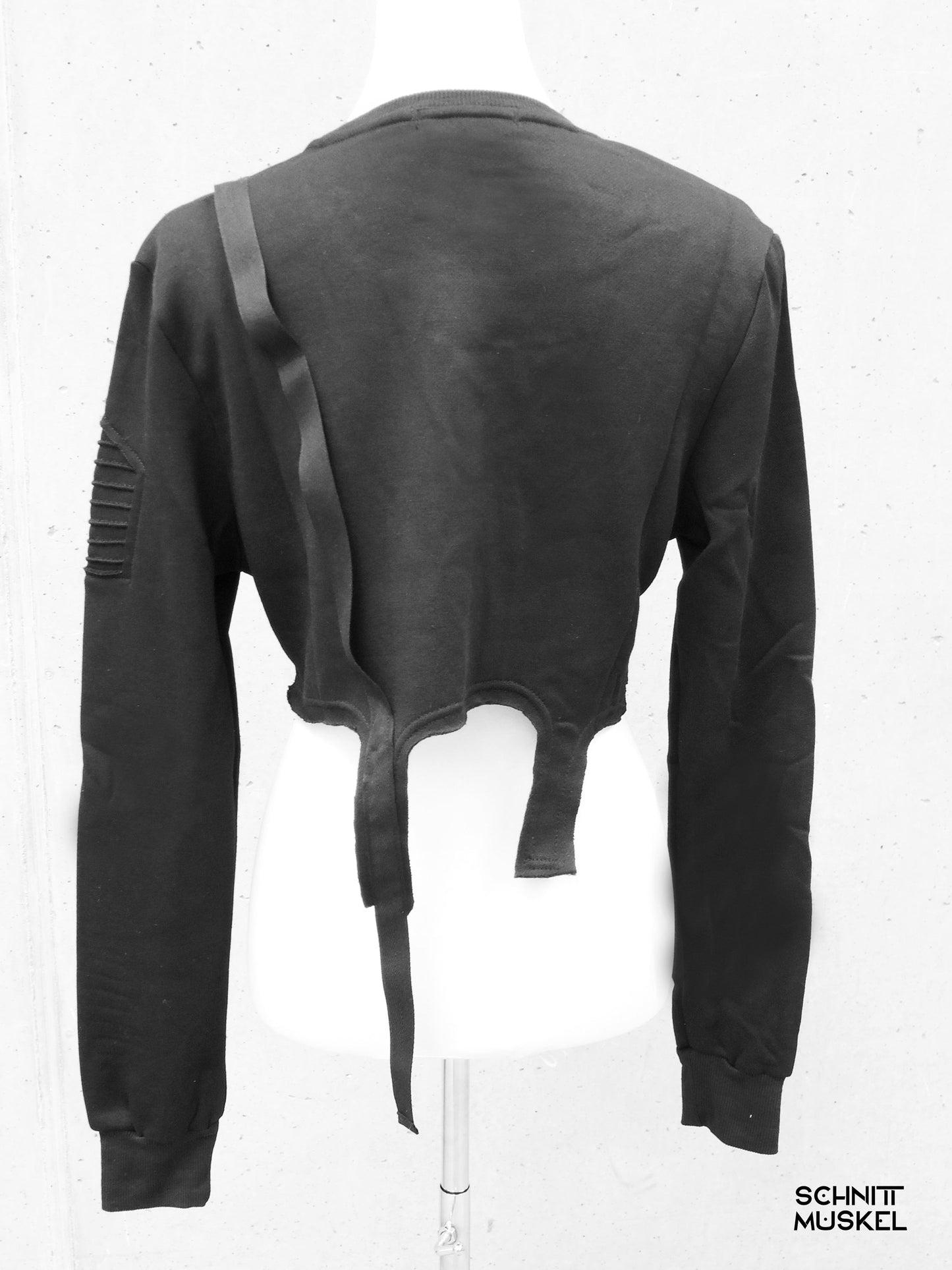 Cropped Pullover schwarz, schwarzer kurzer Pullover, darkwear, cyberpullover, darkcyberfashion, darkwear, technopullover, technostyle, Gothicmode für Damen