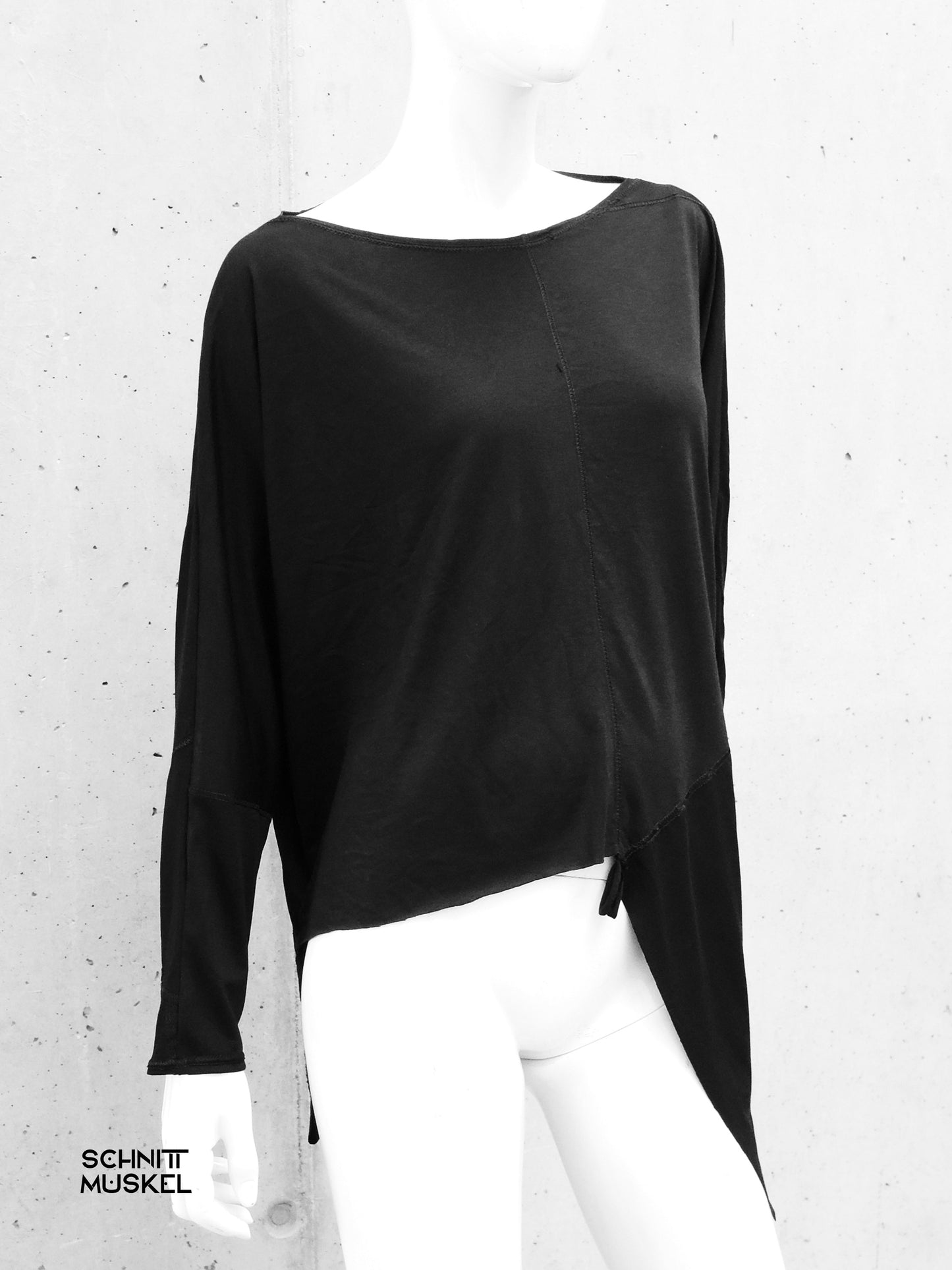 Upcyclingshirt, schwarzes Shirt mit Fledermausärmeln, Gothicshirt, darkavantgarde Shirt, darkavantgarde Mode