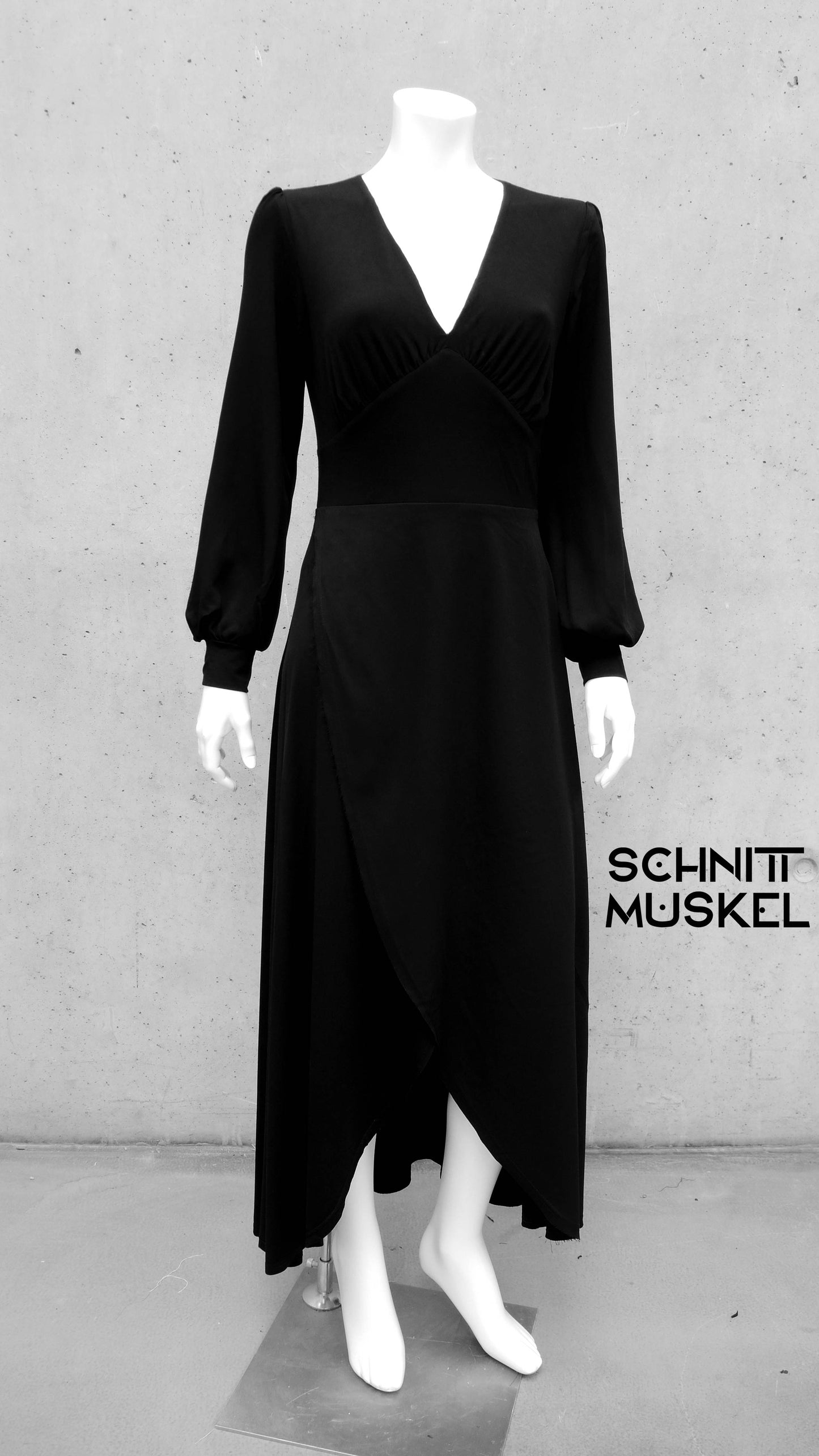 darkavantgarde, darkavantgarde Mode, darkwear, schwarzes Gothickleid, Korsettkleid, Kleid mit Schalkragen, Kleid mit Wasserfallkragen, Kleid mit Kapuze, Kapuzenkleid, Gothickleid