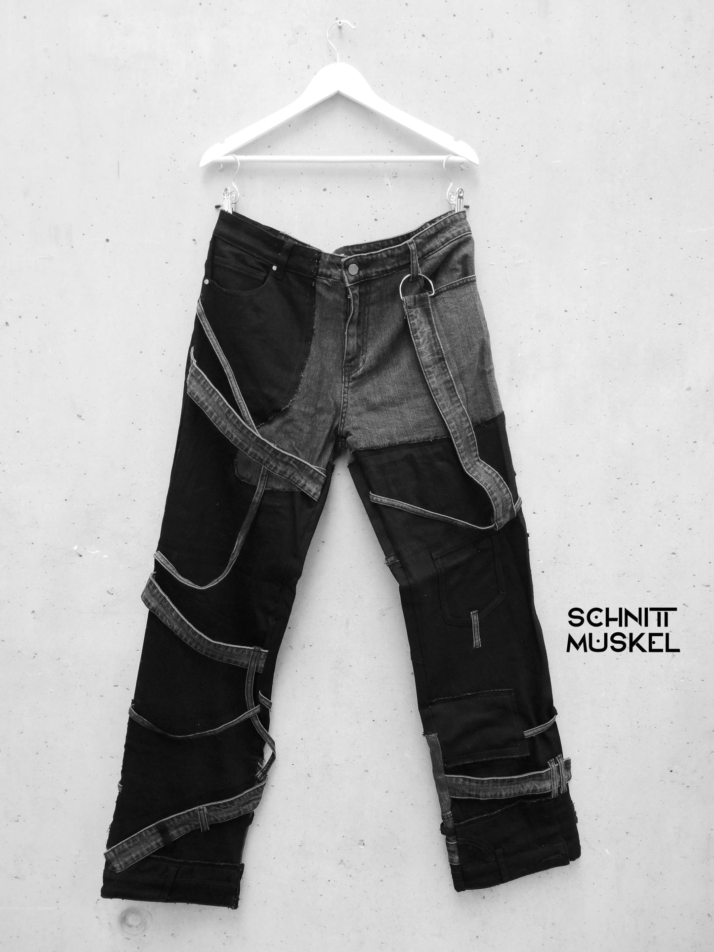 patchwork Jeans, upcycling jeans, Gothicjeans, Gothicmode für Männer, postapokalyptische Mode, Cyberjeans, Cyberhose, Hose mit Gurten, aussergewöhnliche Jeans