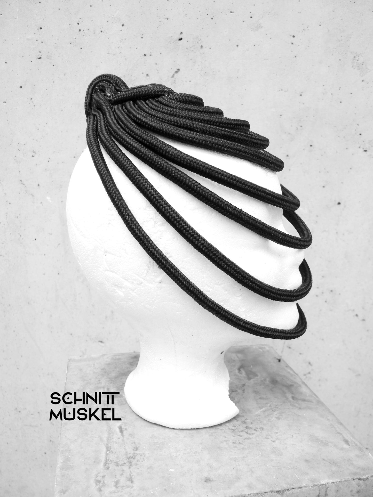 Kopfschmuck, Headdress, Ropework, ropeart, Maske, Maske aus Seil, Maske aus Bondageseil, Gothicheaddress, minimalistic headdress, Fetischmaske, darkavantgarde, Gothicmaske