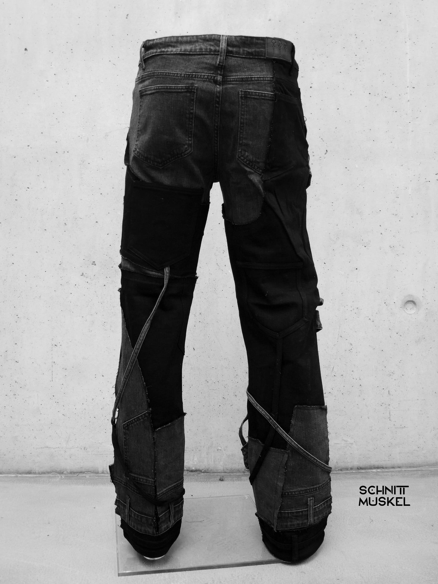 patchwork Jeans, upcycling jeans, Gothicjeans, Gothicmode für Männer, postapokalyptische Mode, Cyberjeans, Cyberhose, Hose mit Gurten, aussergewöhnliche Jeans